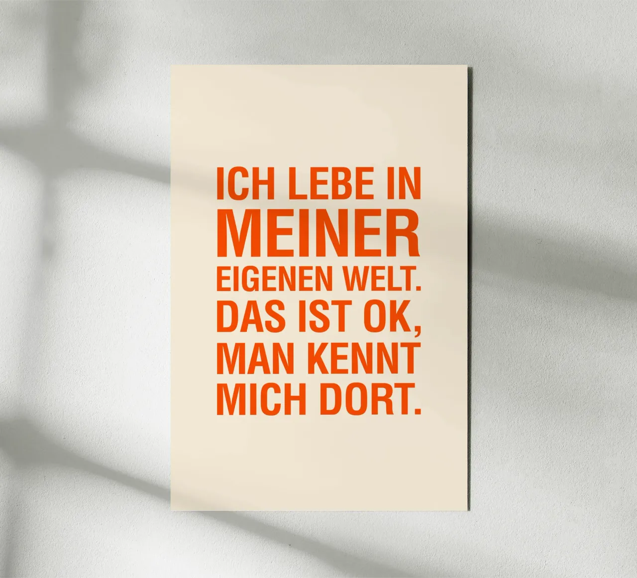 ICH LEBE IN MEINER EIGENEN WELT. DAS IST OK, MAN KENNT MICH alluminio dibond da The Typo Dept.