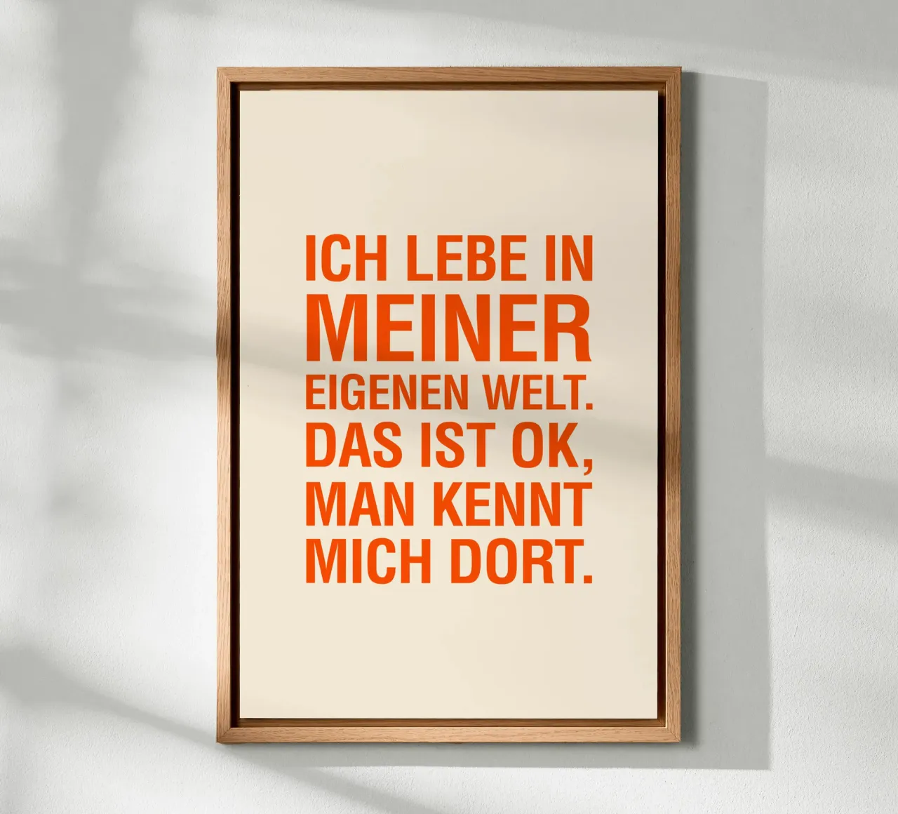 ICH LEBE IN MEINER EIGENEN WELT. DAS IST OK, MAN KENNT MICH tela da The Typo Dept.