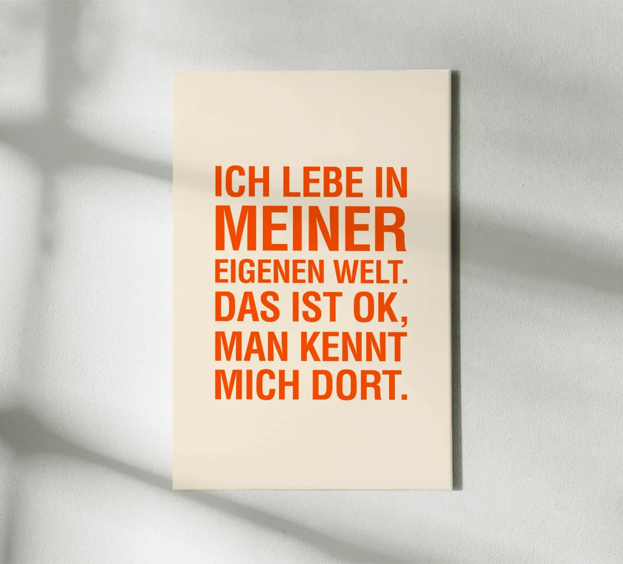 ICH LEBE IN MEINER EIGENEN WELT. DAS IST OK, MAN KENNT MICH tela da The Typo Dept.