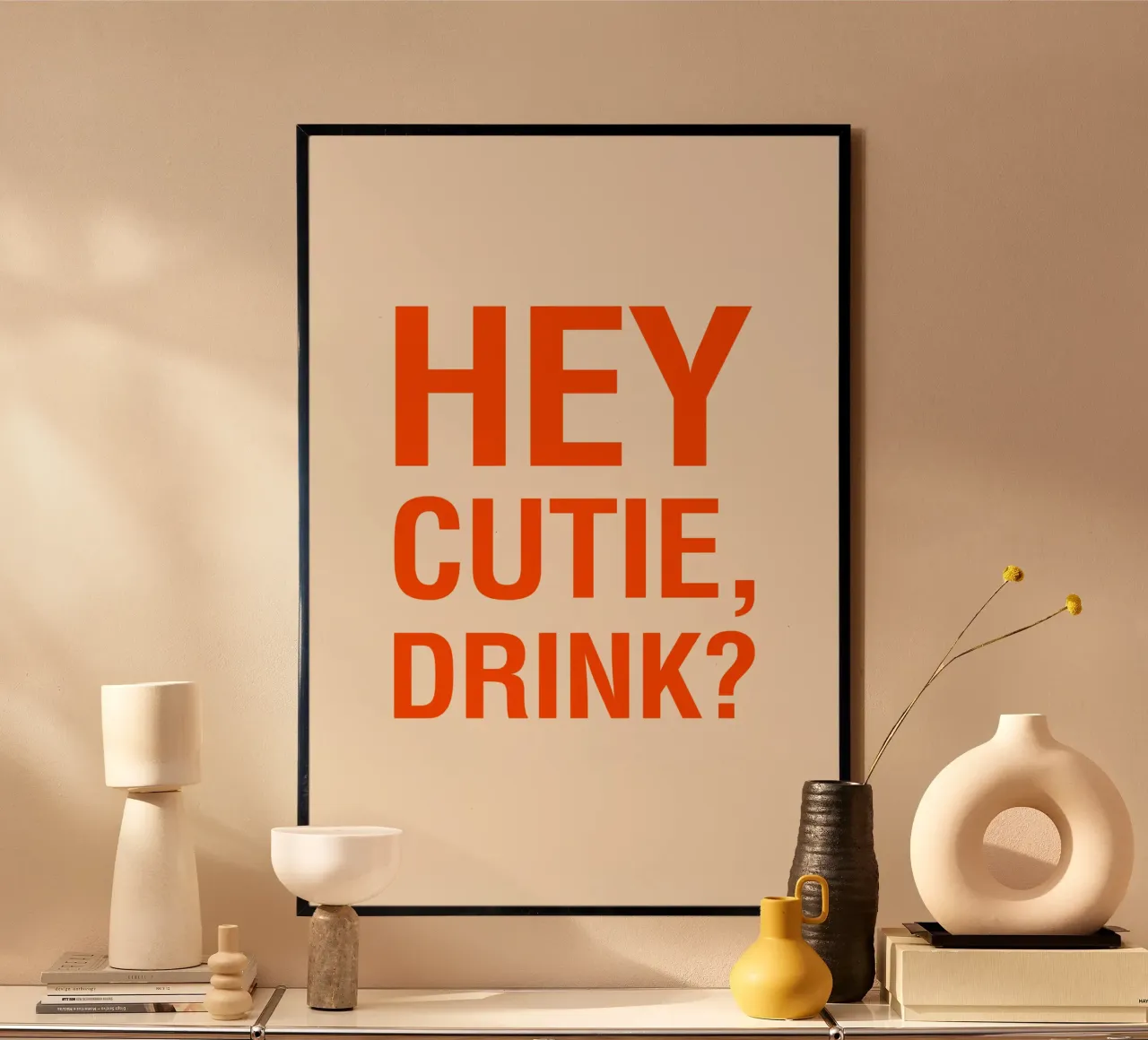 HEY CUTIE, DRINK? poster con telaio in plastica da The Typo Dept.