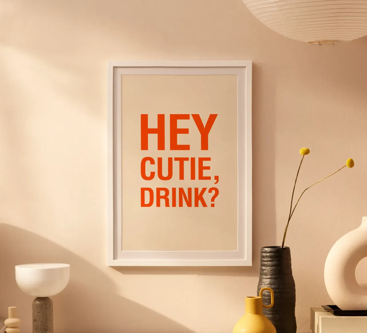 HEY CUTIE, DRINK? poster con telaio in plastica da The Typo Dept.