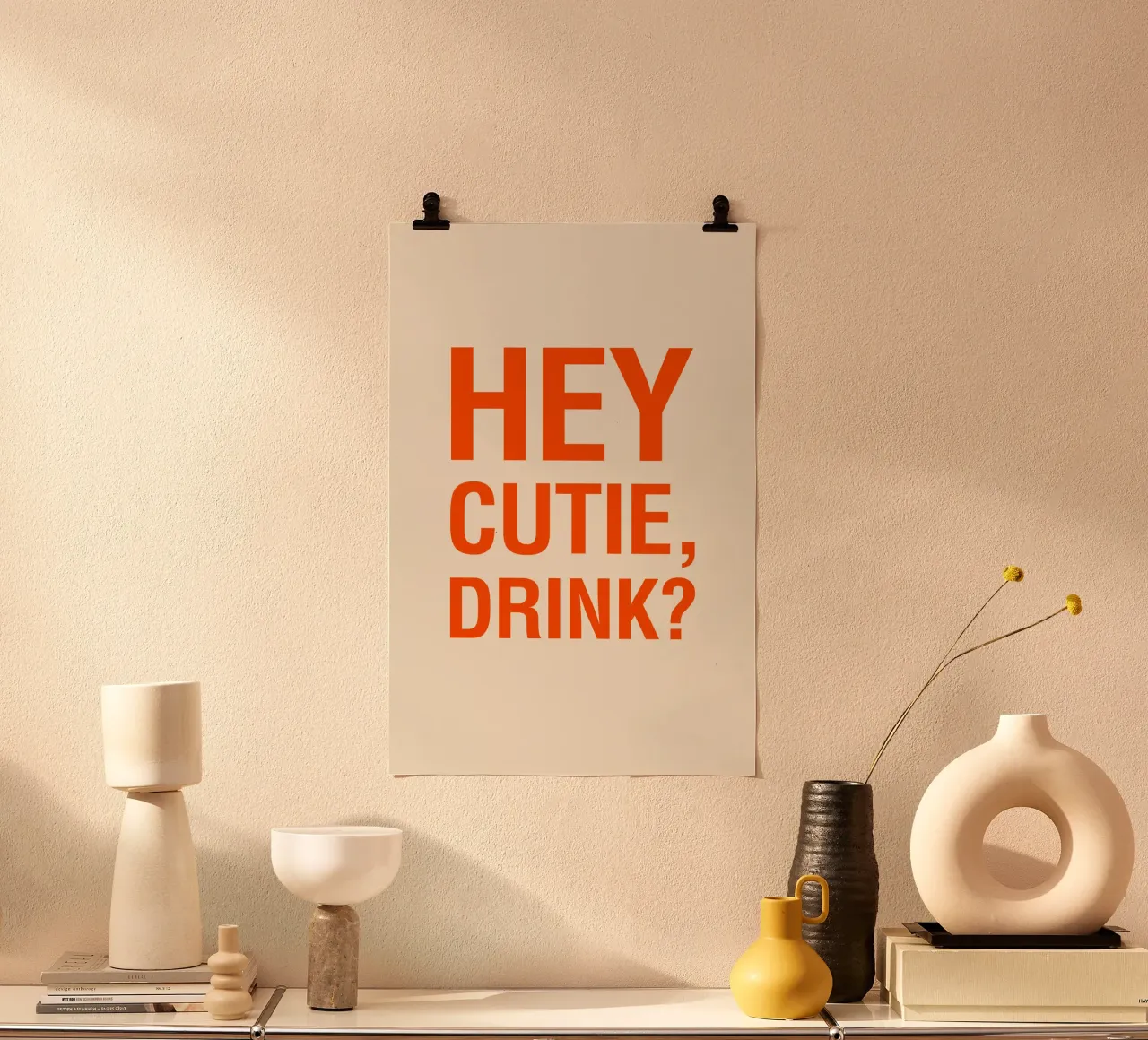 HEY CUTIE, DRINK? poster con telaio in plastica da The Typo Dept.