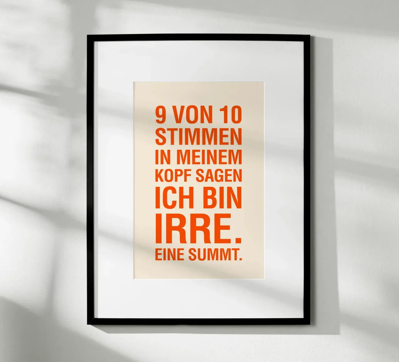 9 VON 10 STIMMEN IN MEINEM KOPF SAGEN ICH BIN IRRE. poster con telaio in plastica da The Typo Dept.