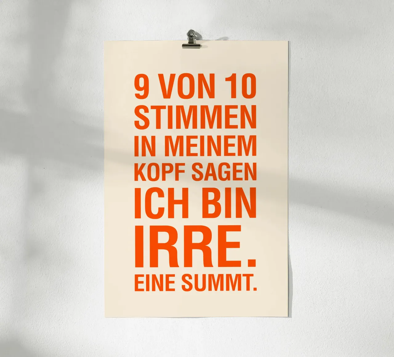 9 VON 10 STIMMEN IN MEINEM KOPF SAGEN ICH BIN IRRE. poster con telaio in plastica da The Typo Dept.