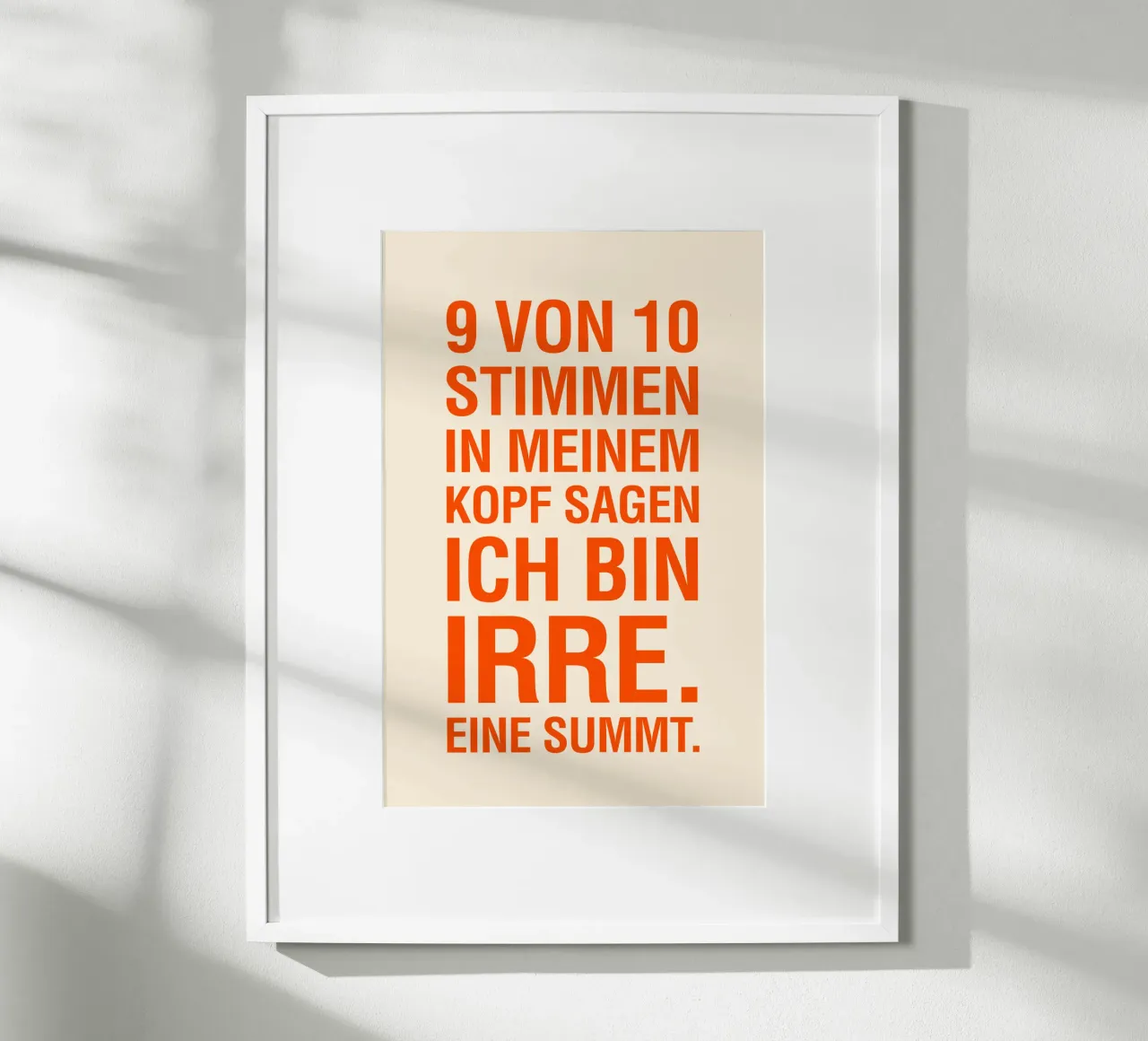 9 VON 10 STIMMEN IN MEINEM KOPF SAGEN ICH BIN IRRE. poster con telaio in plastica da The Typo Dept.