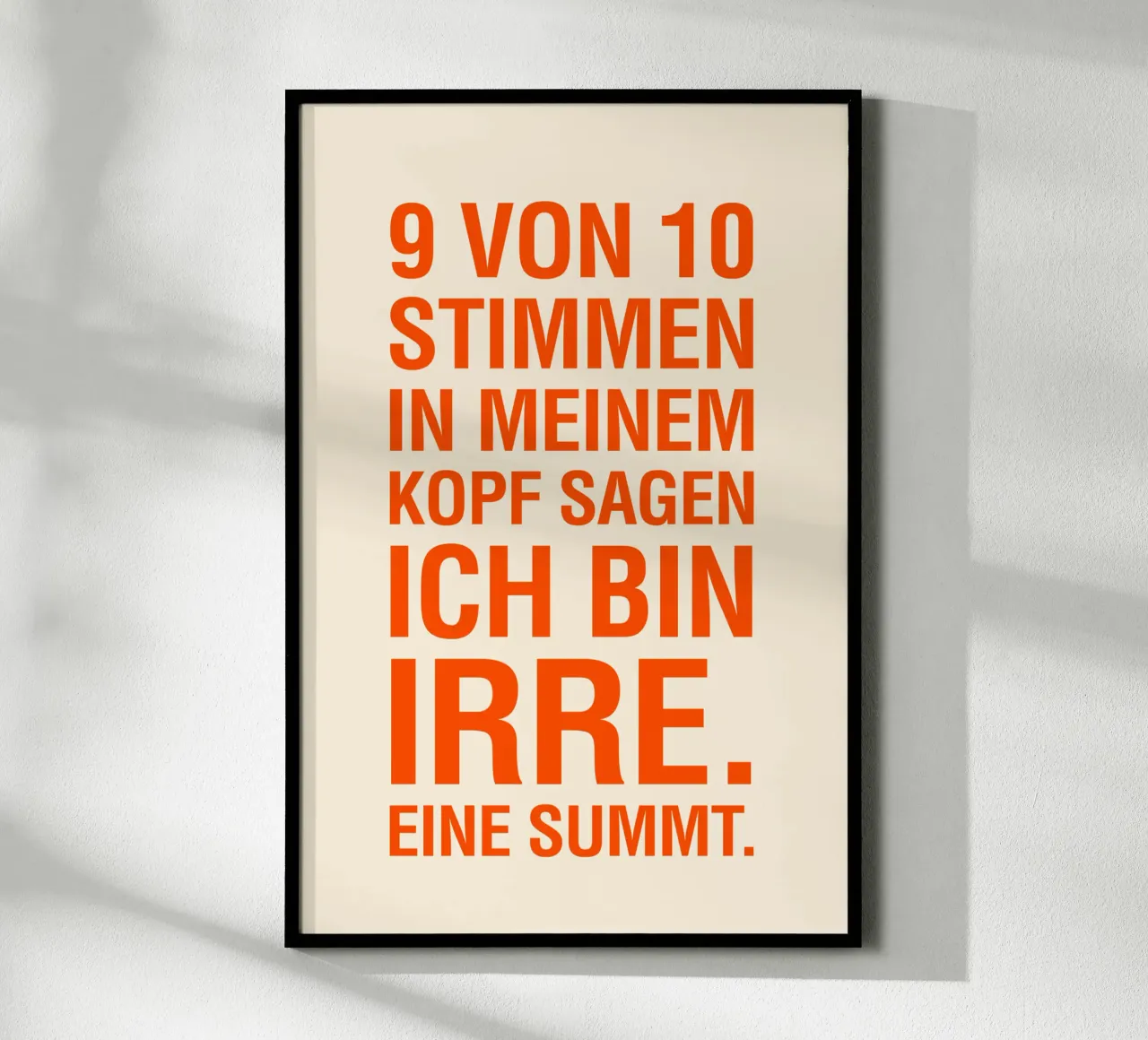 9 VON 10 STIMMEN IN MEINEM KOPF SAGEN ICH BIN IRRE. poster con telaio in plastica da The Typo Dept.