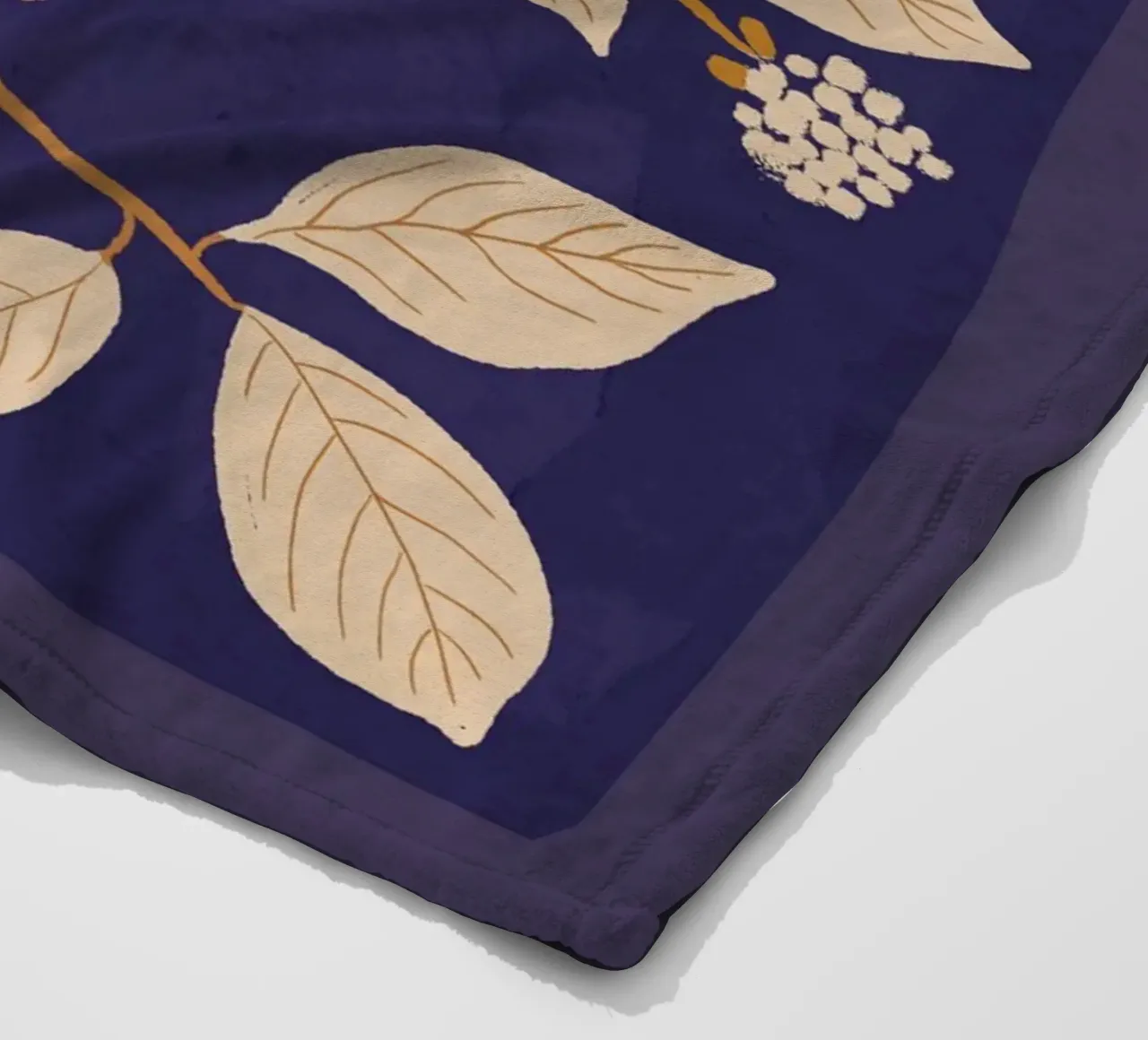 Rami in fiore 2 coperta in pile da ThingDesign