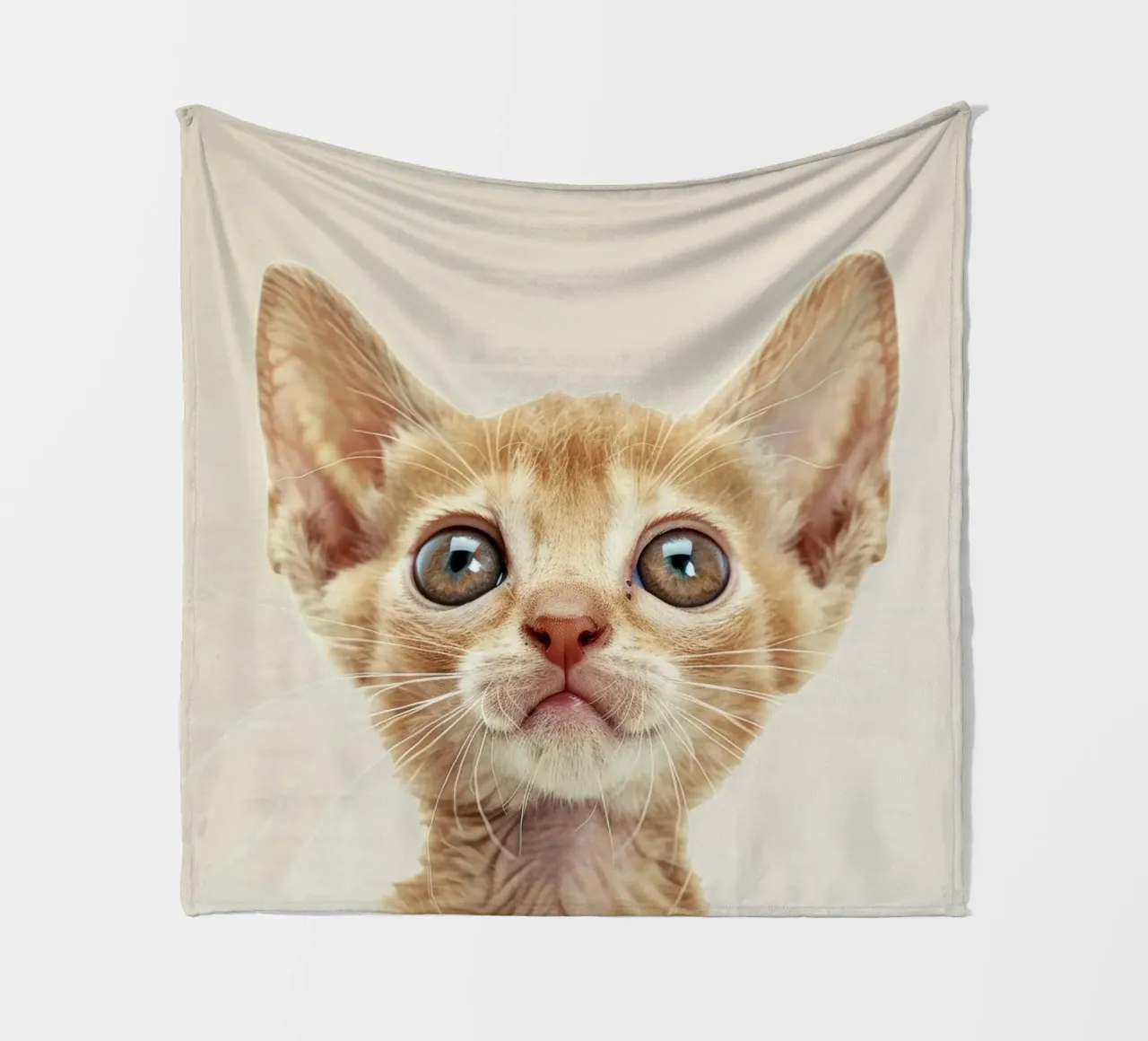 Neugieriges Ginger Devon Rex Kätzchen Fleecedecke von DesignDoodle