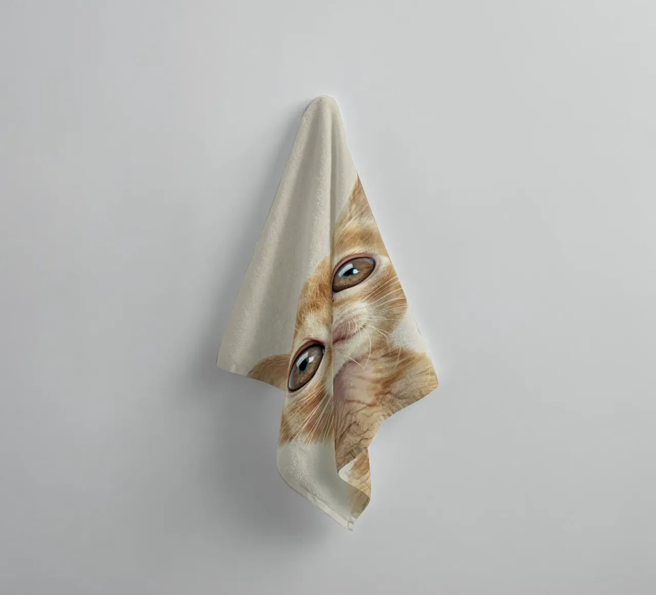 Neugieriges Ginger Devon Rex Kätzchen Handtuch von DesignDoodle