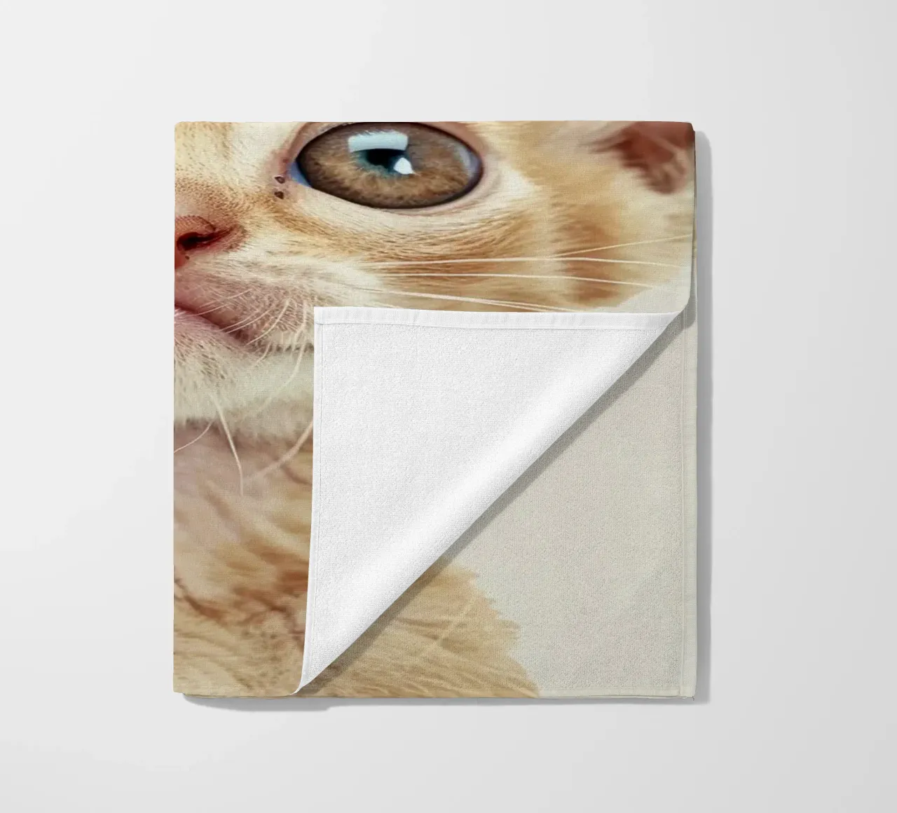 Gatto curioso Ginger Devon Rex telo mare da DesignDoodle