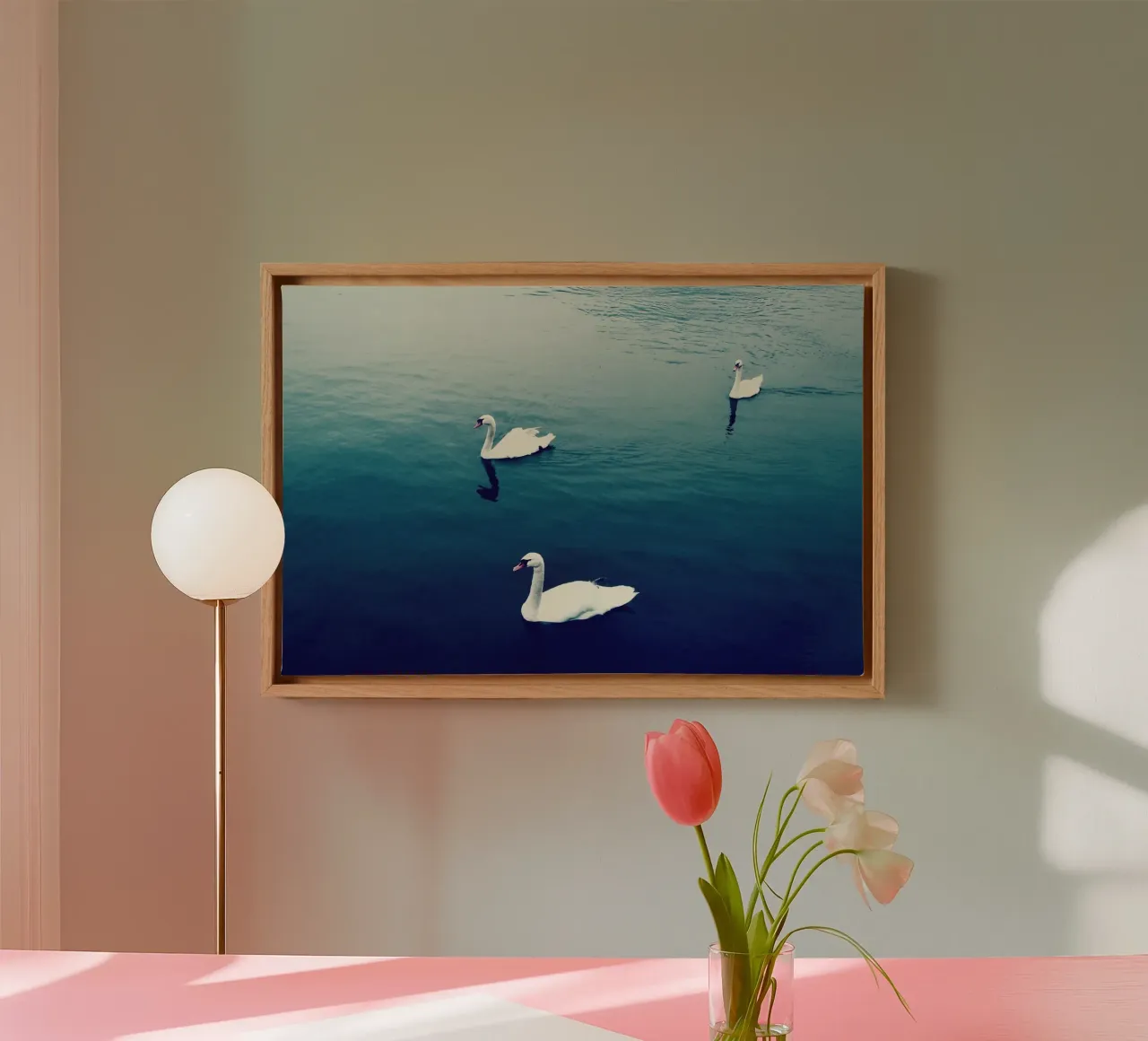 Zwanenfamilie in het meer canvas met Baklijst van KISSA STUDIO