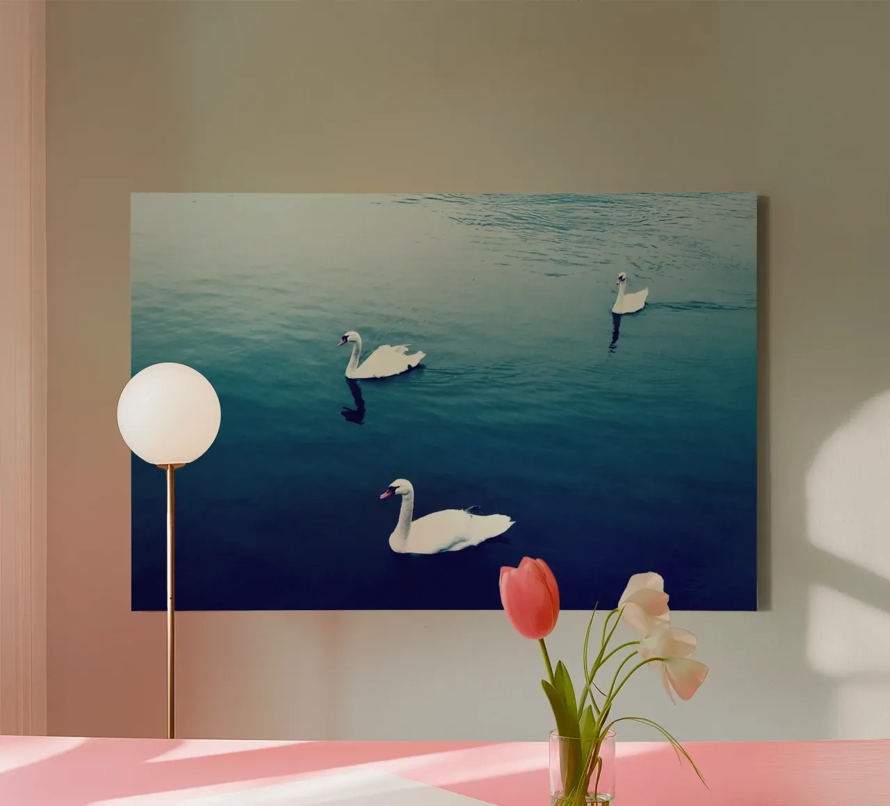 Zwanenfamilie in het meer canvas met Baklijst van KISSA STUDIO