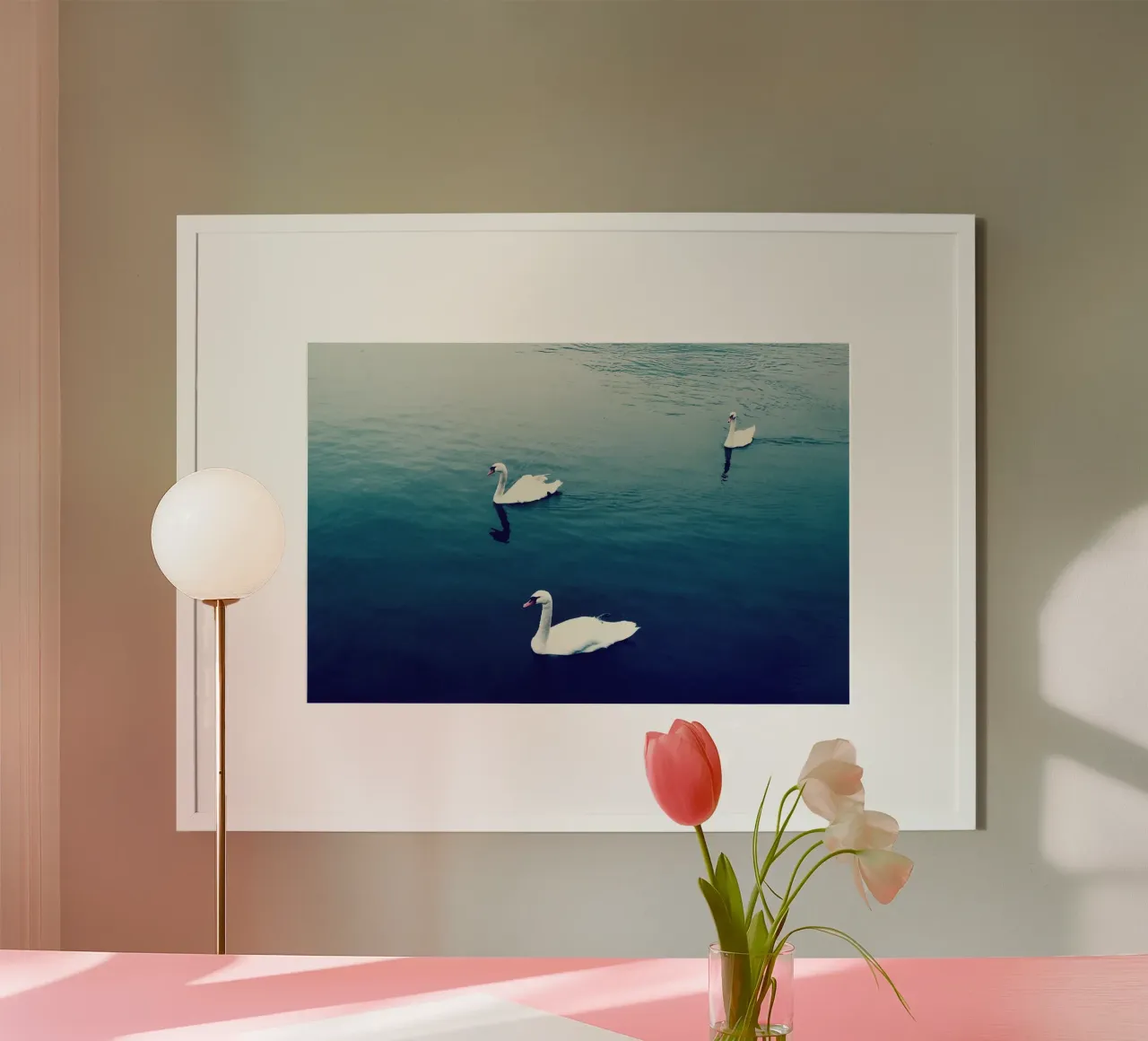Schwanenfamilie auf dem See Hahnemühle von KISSA STUDIO