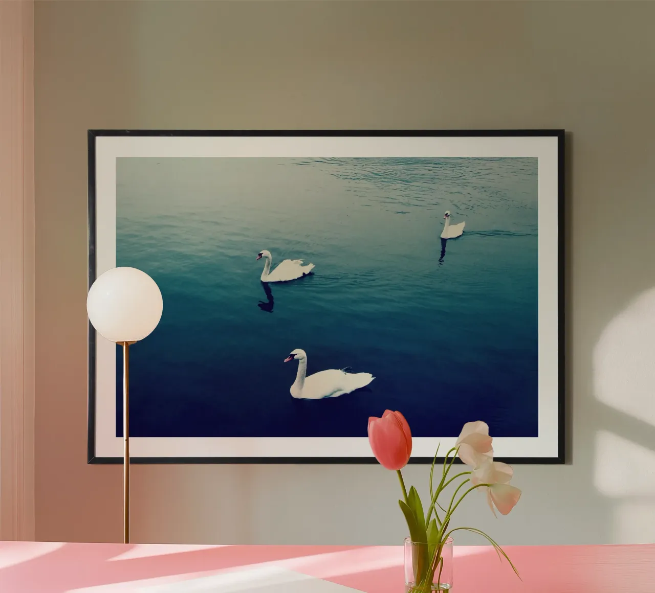 Schwanenfamilie auf dem See Hahnemühle von KISSA STUDIO