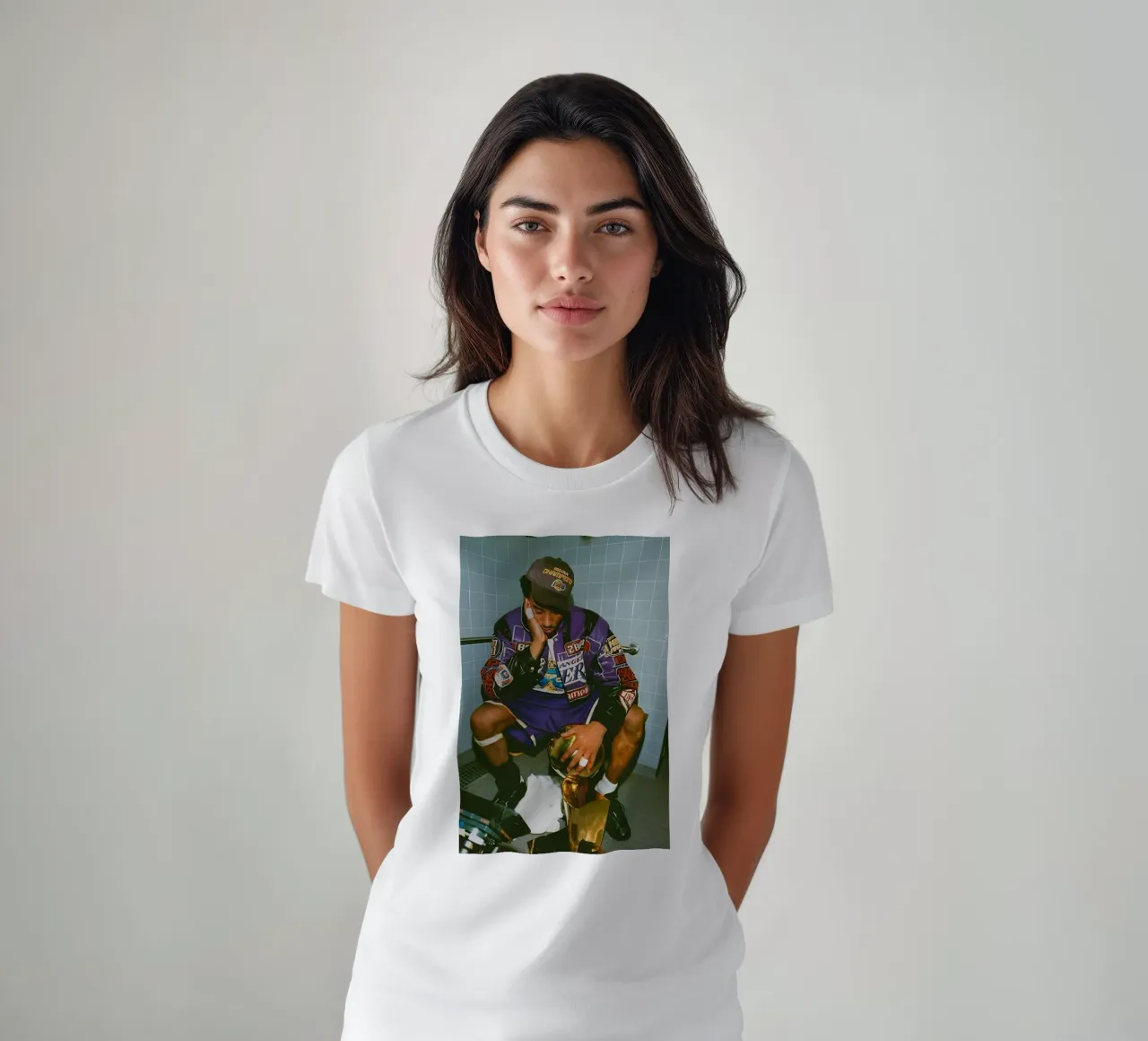 Die Legende umarmt den Sieg T-Shirt von FAKE ARTWORK STORE