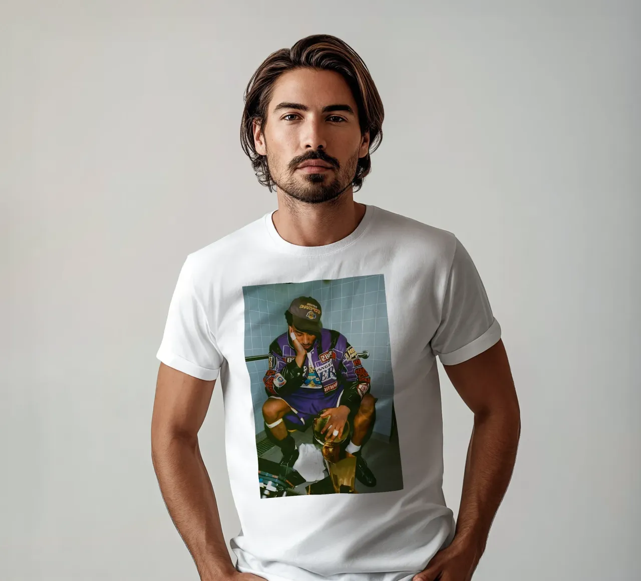 Die Legende umarmt den Sieg T-Shirt von FAKE ARTWORK STORE