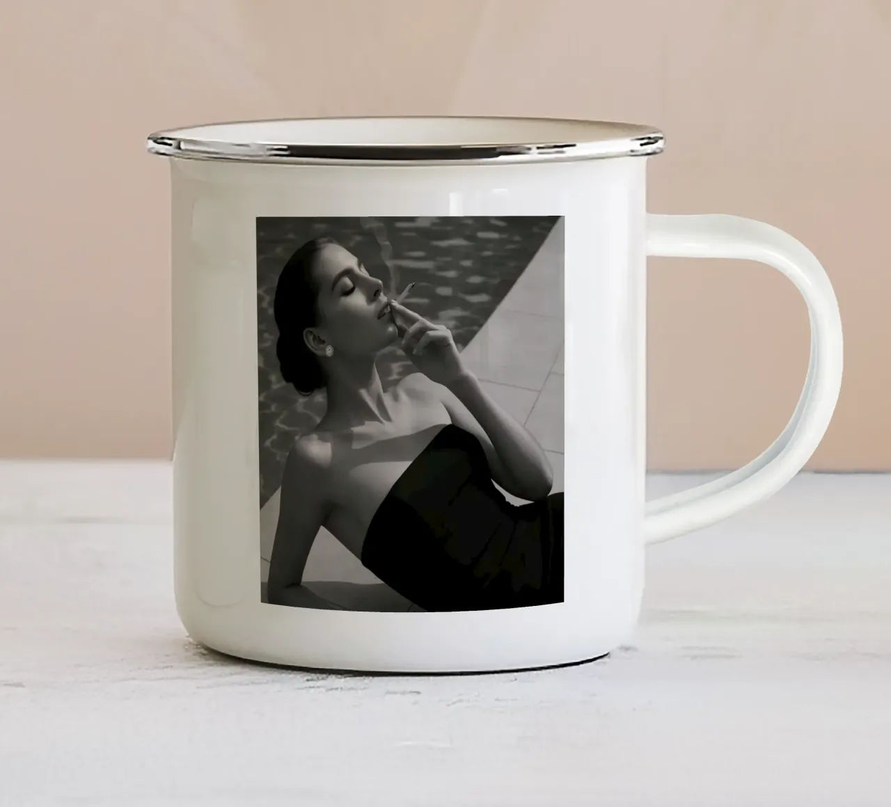 Ragazza di bellezza tazza in smalto da Jordan shop
