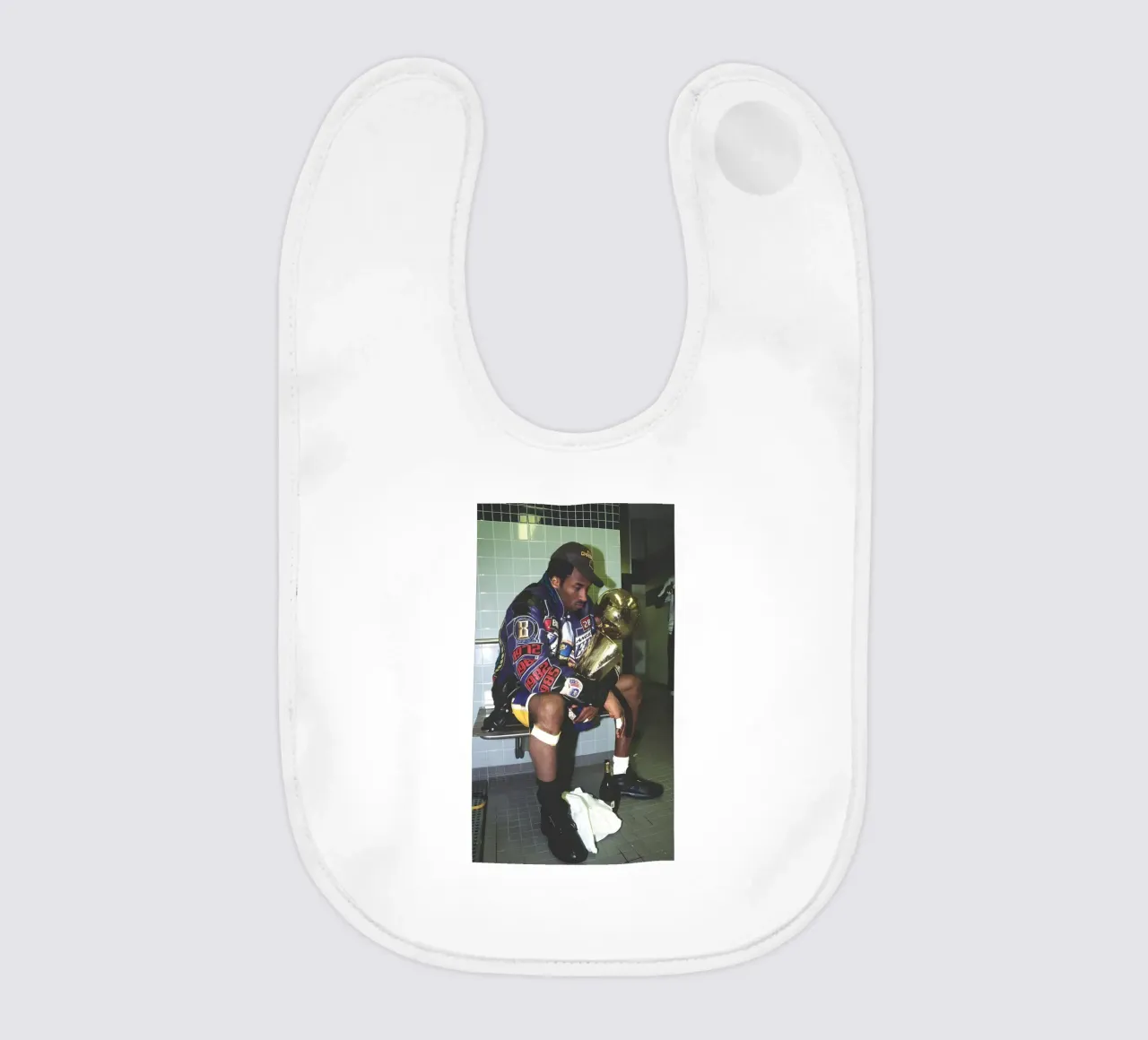 Kobe riflette nello spogliatoio bavaglino da FAKE ARTWORK STORE