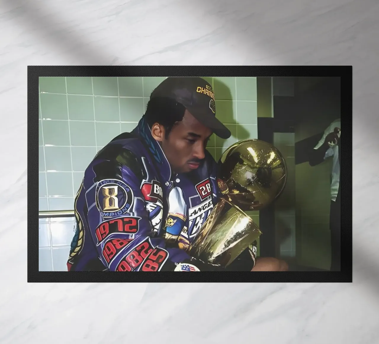 Kobe riflette nello spogliatoio zerbino da FAKE ARTWORK STORE