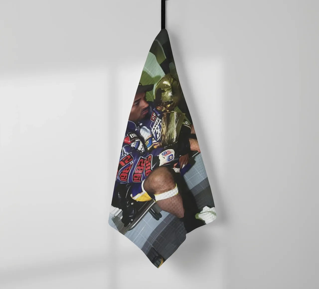 Kobe réfléchit dans le vestiaire torchon de FAKE ARTWORK STORE