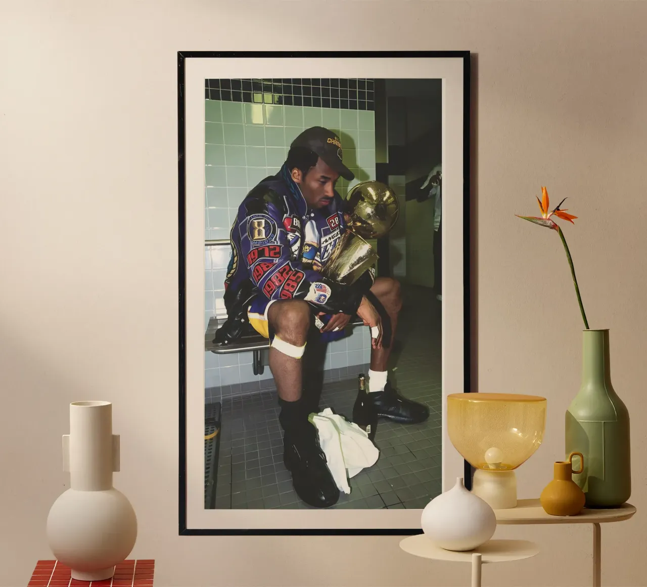 Kobe riflette nello spogliatoio poster con telaio in alluminio da FAKE ARTWORK STORE