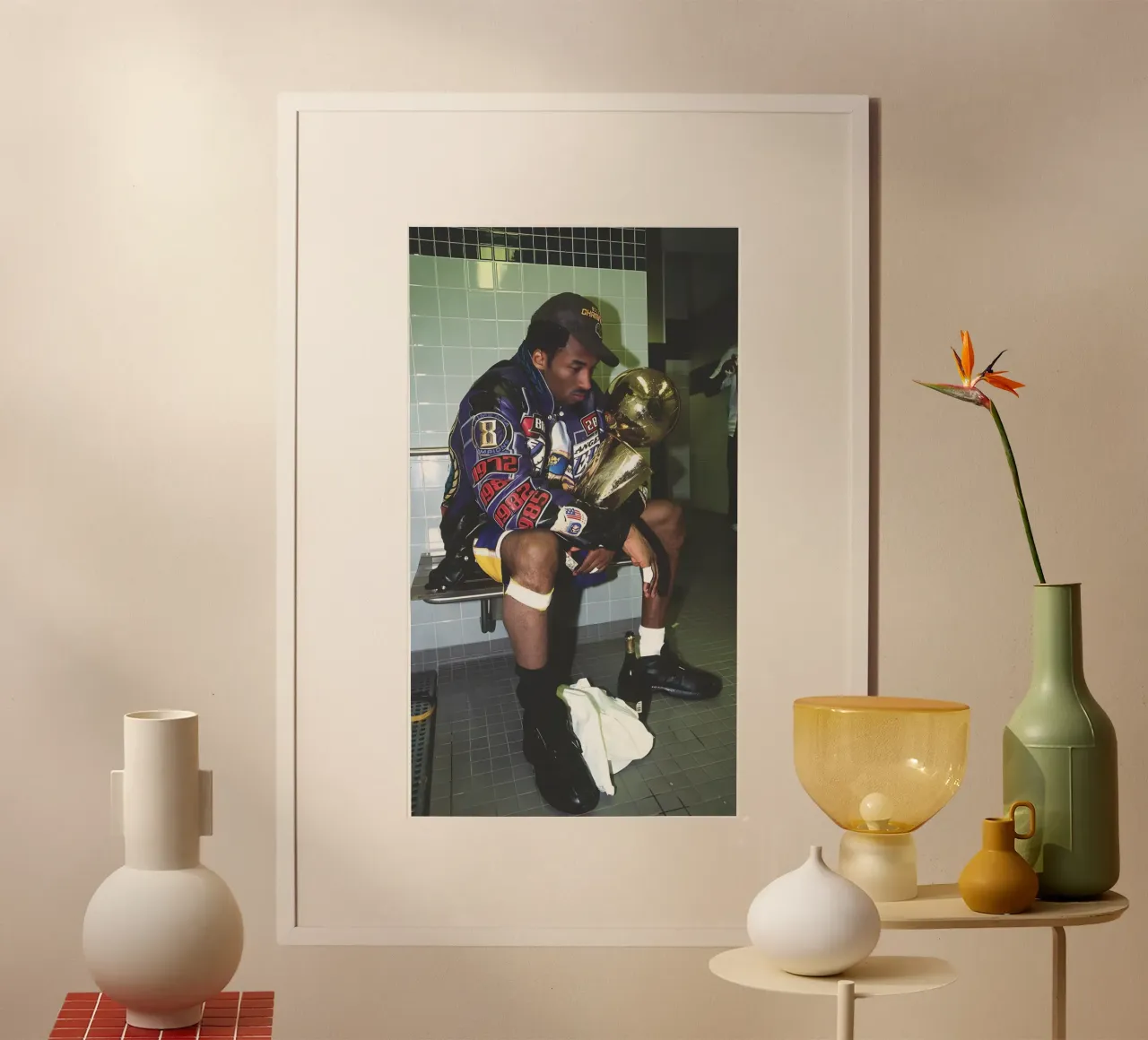 Kobe riflette nello spogliatoio poster con telaio in alluminio da FAKE ARTWORK STORE
