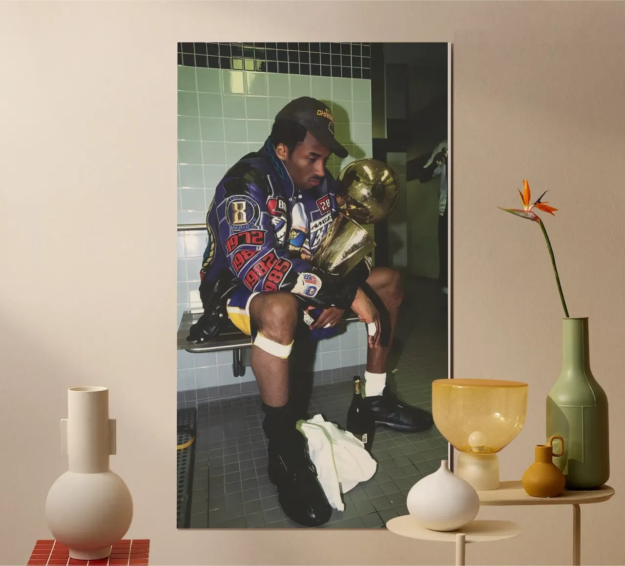 Kobe riflette nello spogliatoio poster con telaio in alluminio da FAKE ARTWORK STORE