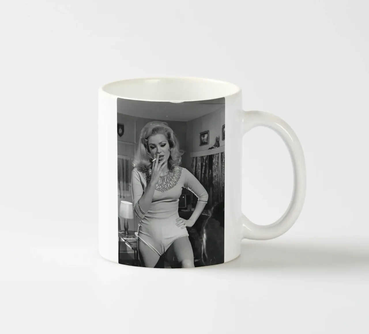 Margaret Lee in smoking tazza in ceramica da Jordan shop