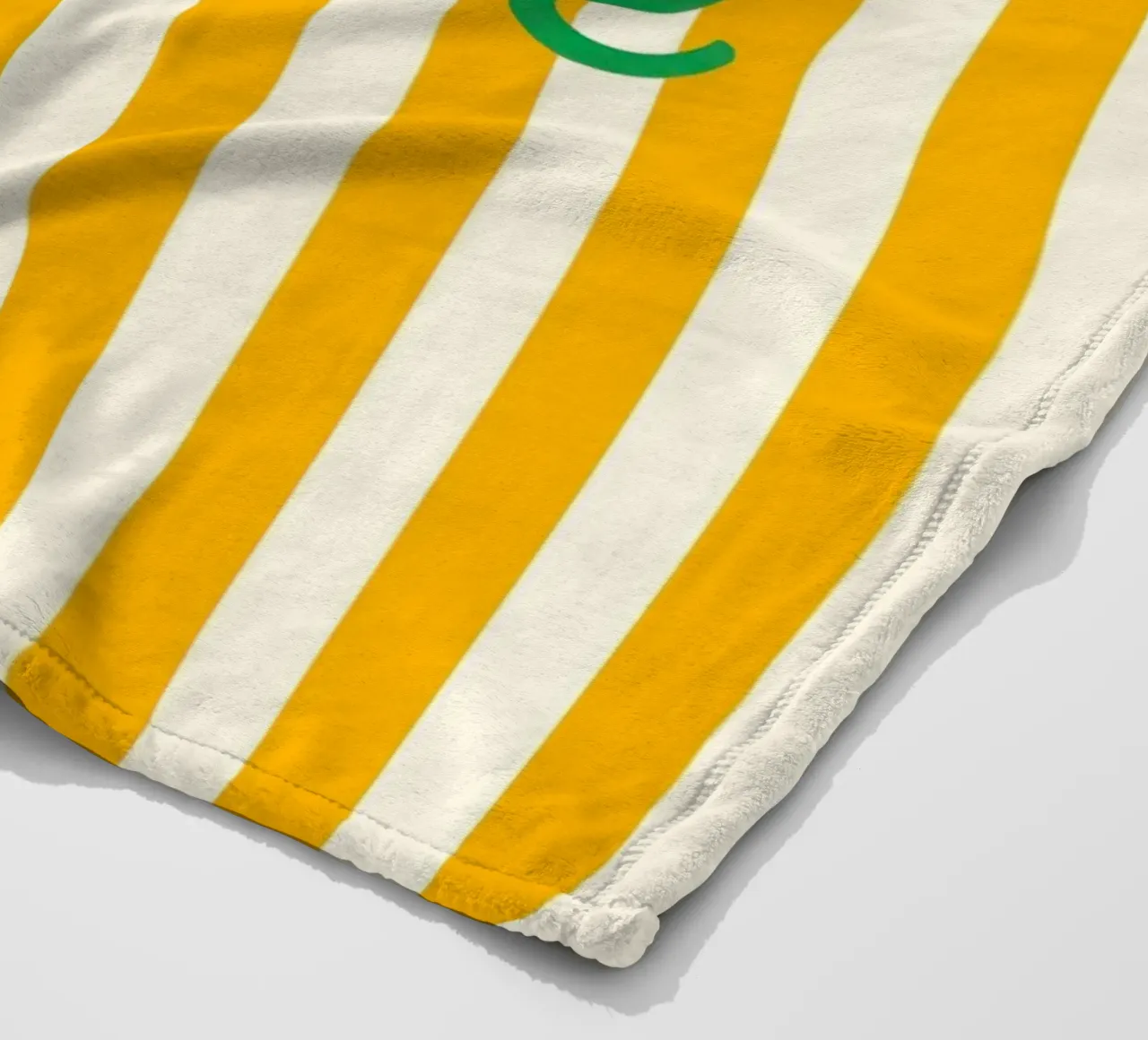 More Amore coperta in pile da Attaboy Dsgn