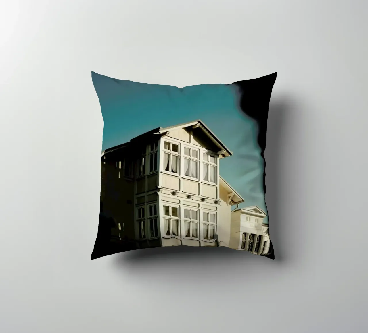 The Hidden House cuscino da Sebastian Hilgetag