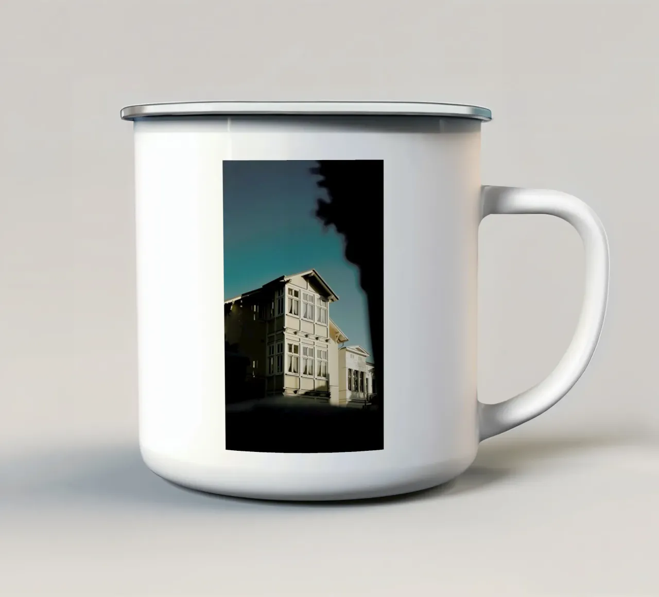 The Hidden House tazza in smalto da Sebastian Hilgetag