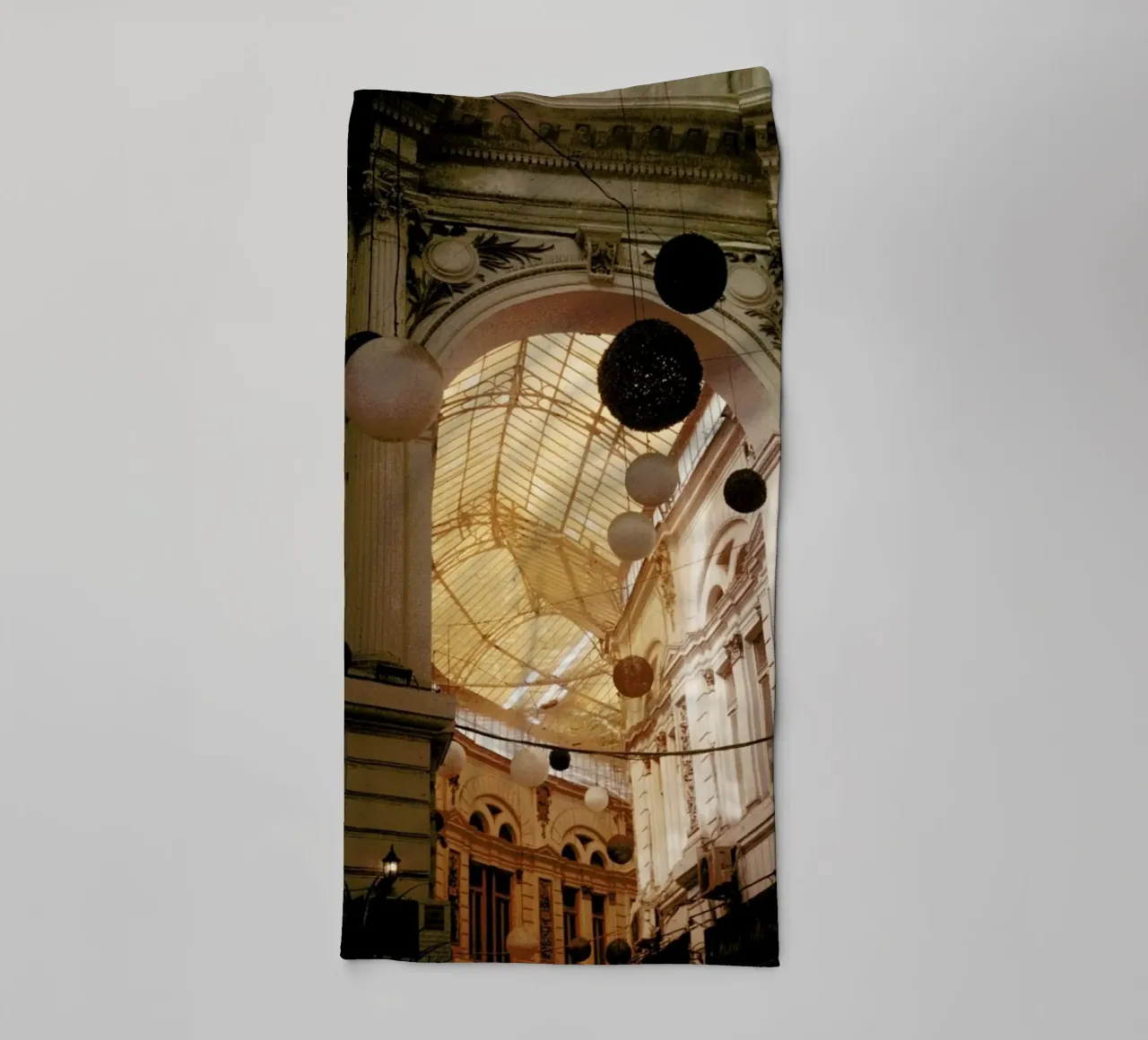 Analog Series Balloons In The Mall asciugamano da bagno da Sebastian Hilgetag