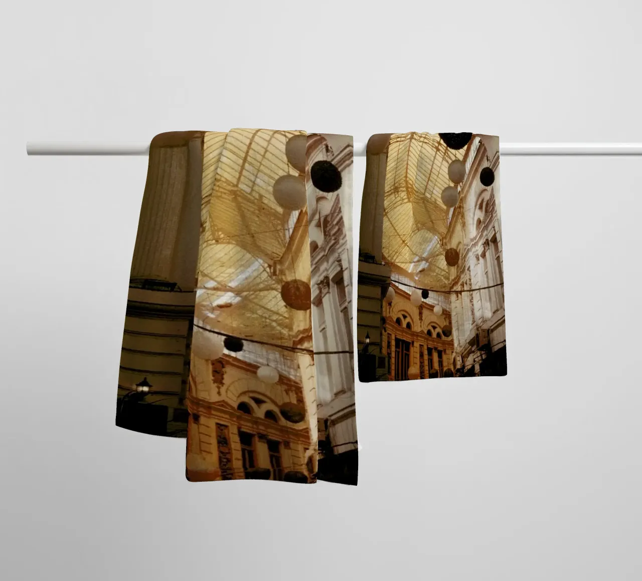 Analog Series Balloons In The Mall asciugamano da bagno da Sebastian Hilgetag
