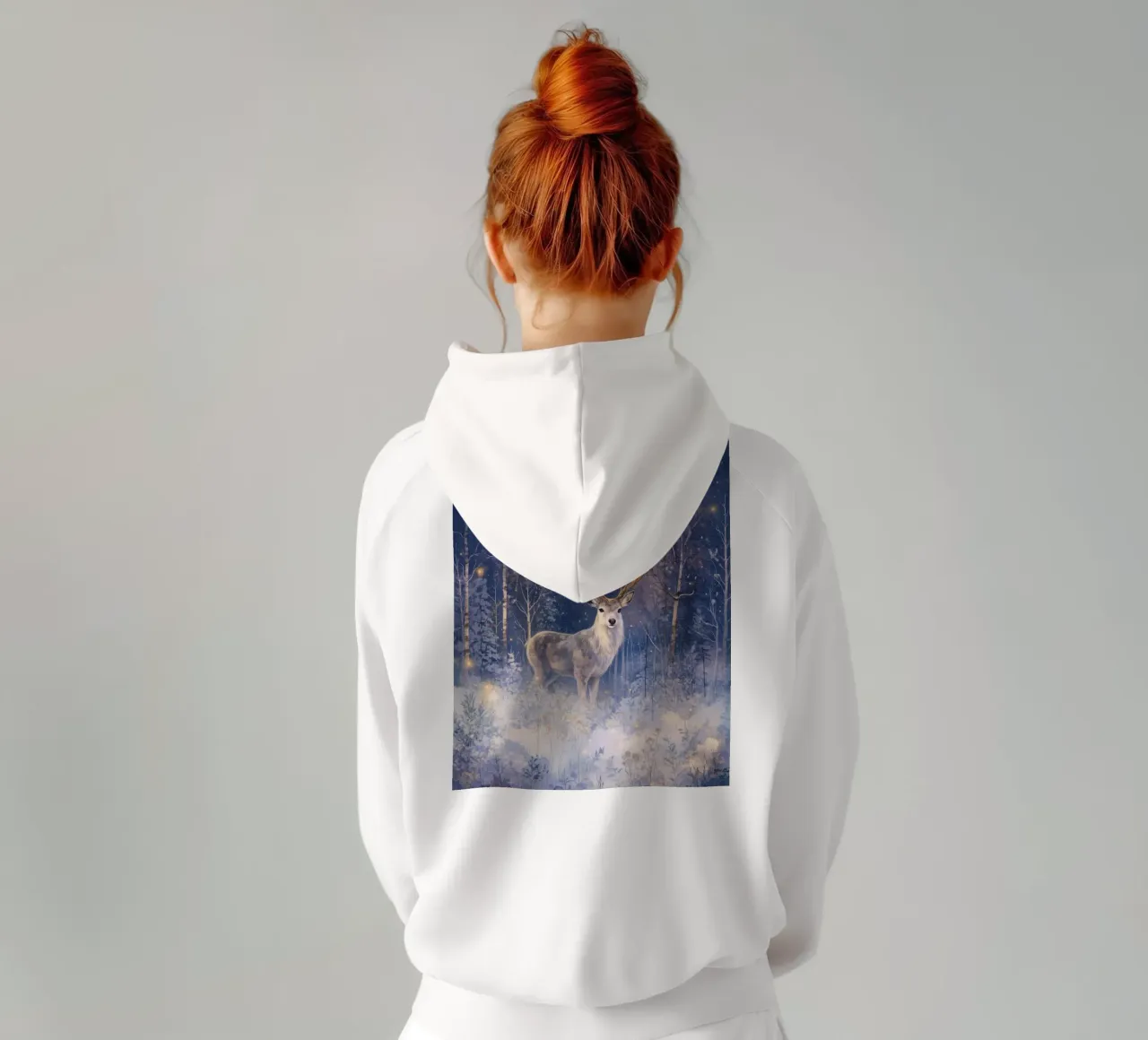 Boho Cervo d'inverno sotto la luna piena Foresta magica di Natale felpa con cappuccio da Gentle Echoes Art
