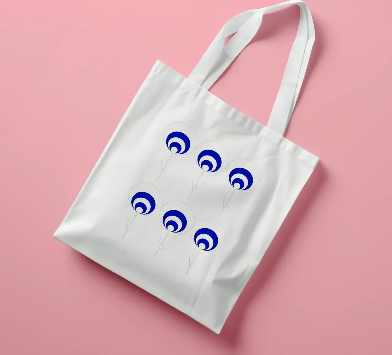 Still Blue, Pure White - Geometrische Blumen auf blau tote bag by Lilou Art