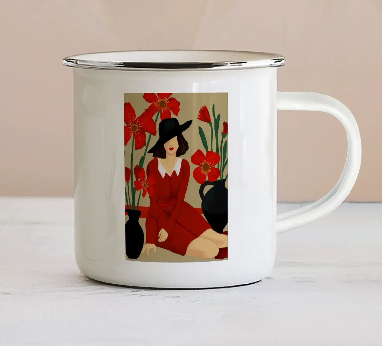 Abito rosso Cappello nero tazza in smalto da Marigold Tiga