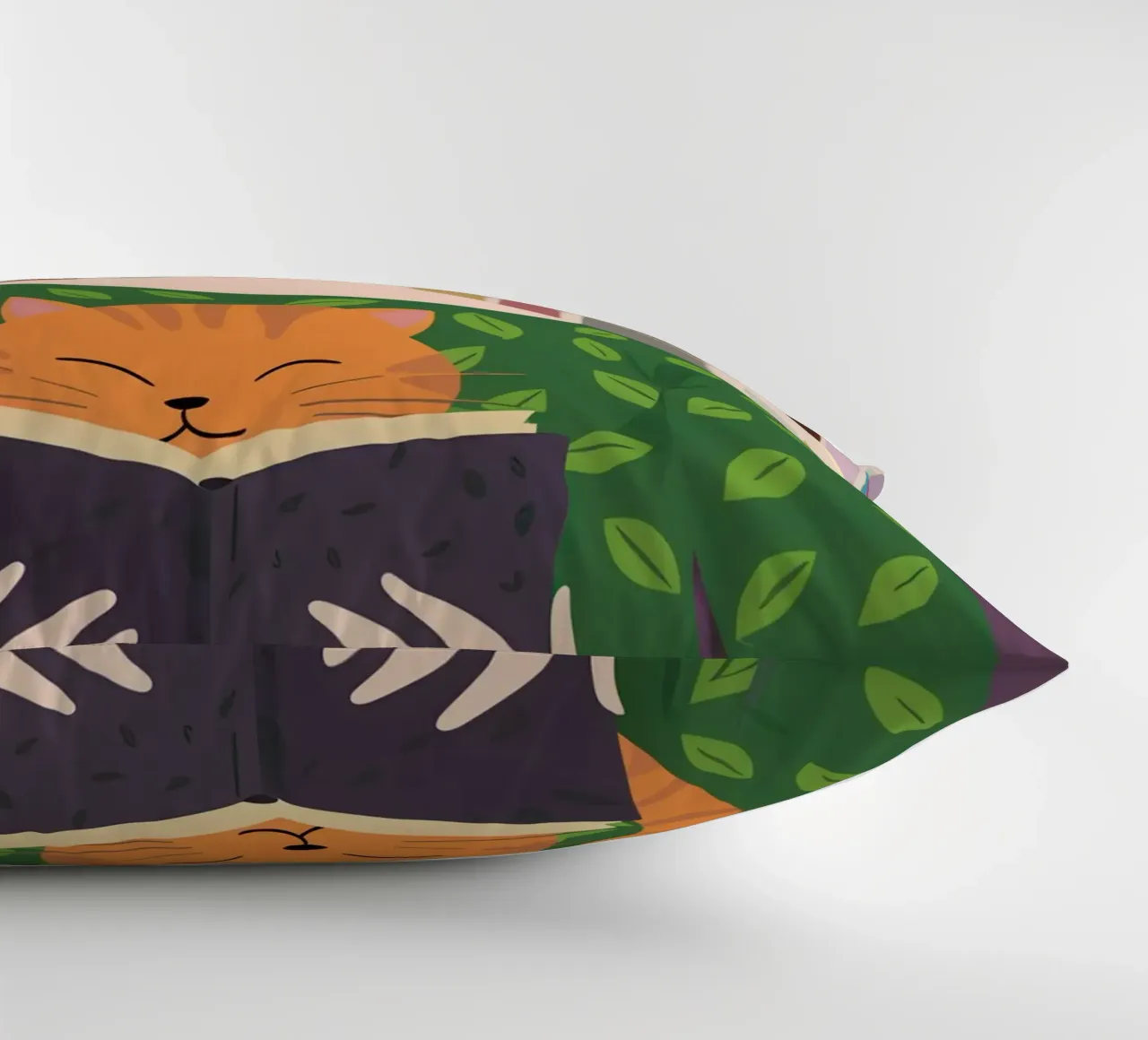 Leggere con un gatto cuscino da Marigold Tiga