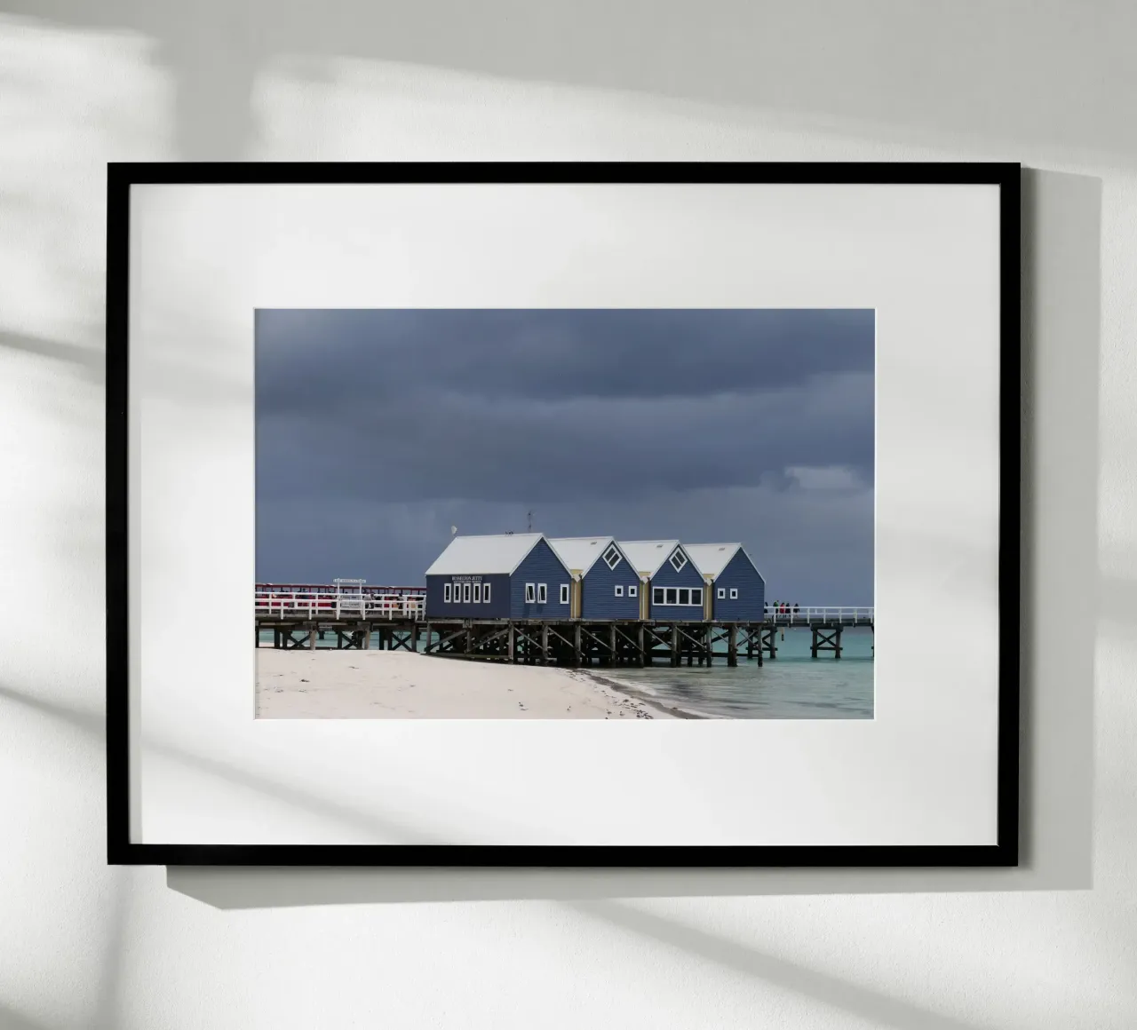 Temps orageux à la jetée de Busselton, Australie occidentale poster avec cadre en plastique de byrieneke