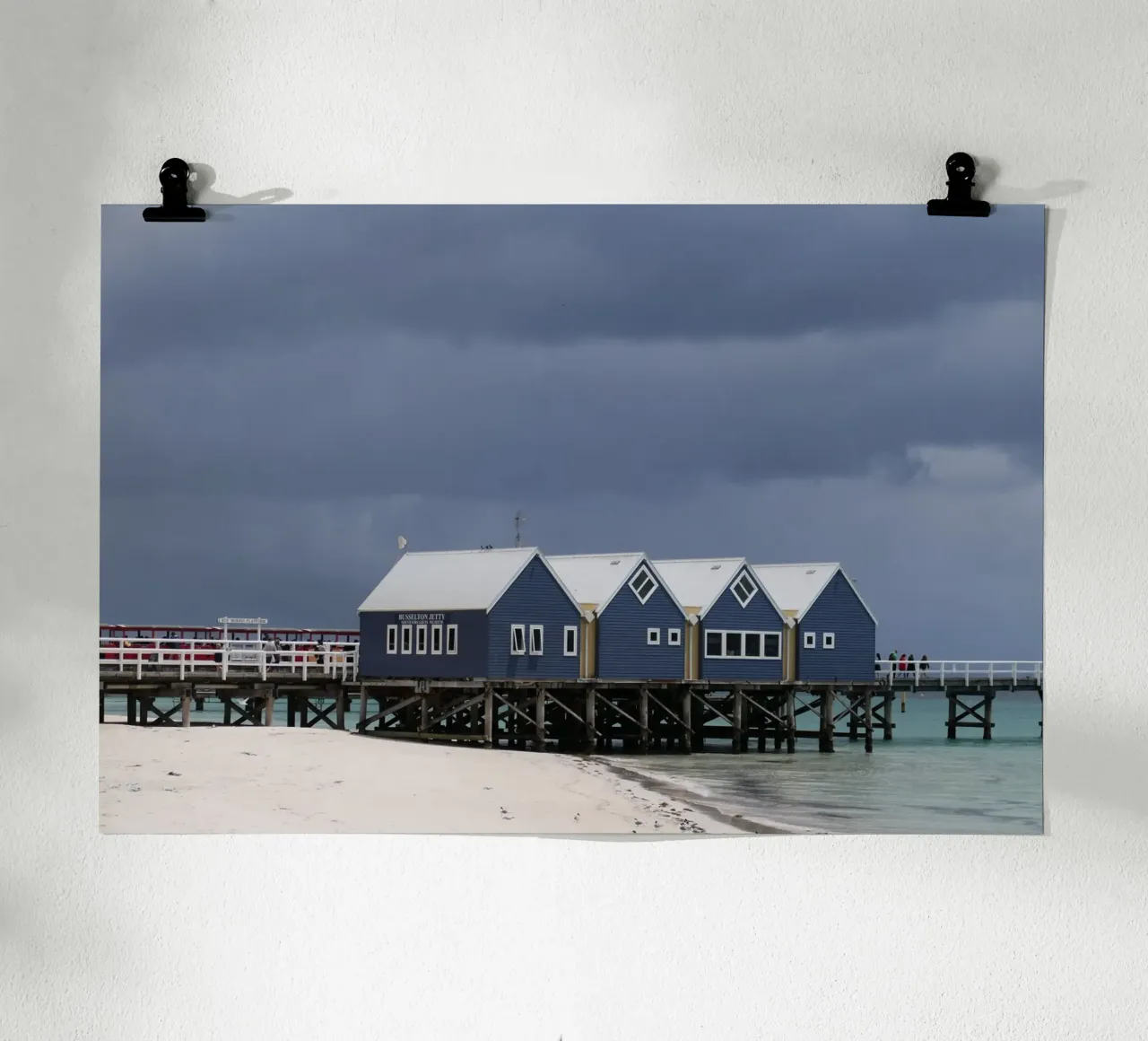 Temps orageux à la jetée de Busselton, Australie occidentale poster avec cadre en plastique de byrieneke
