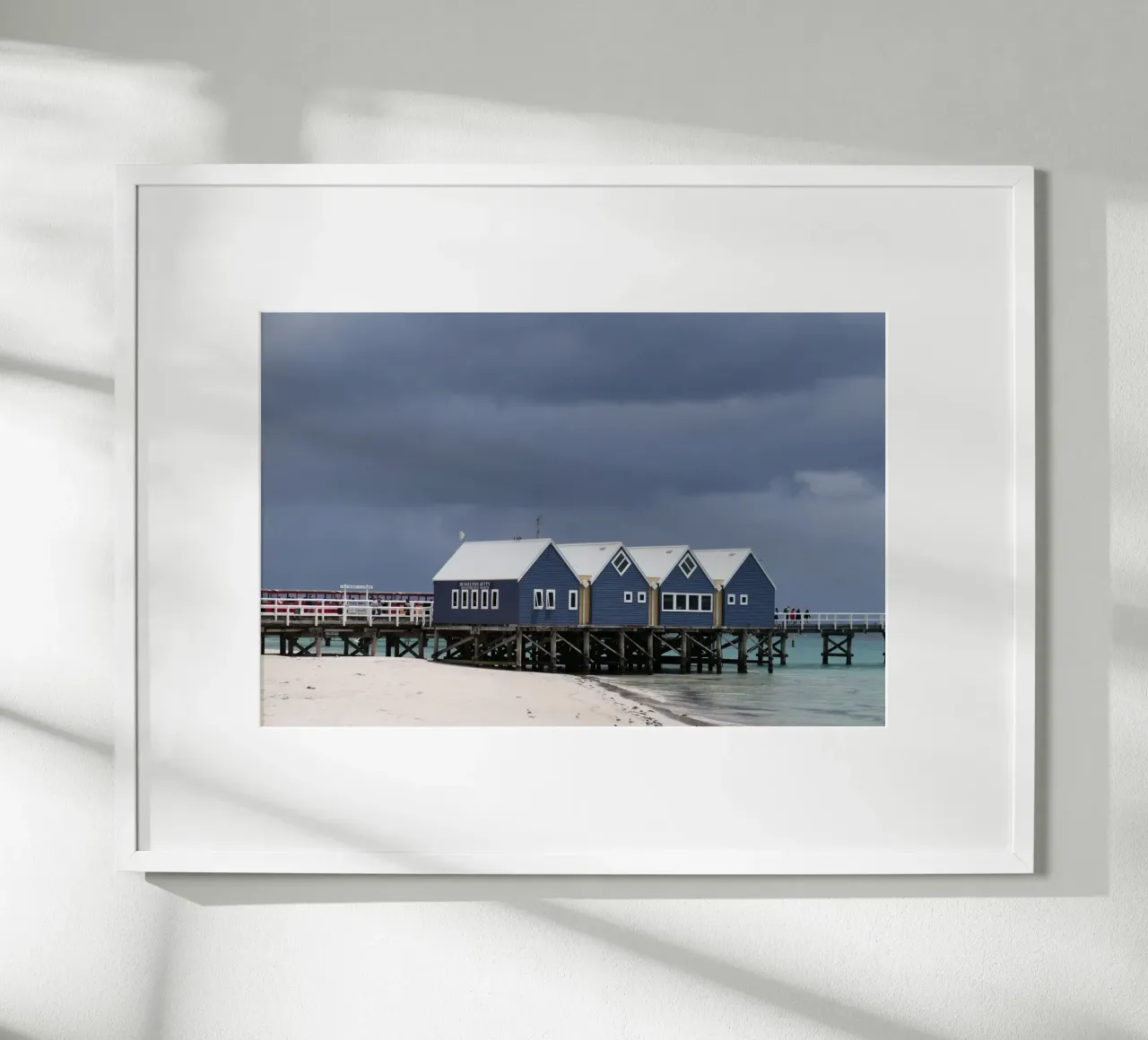 Temps orageux à la jetée de Busselton, Australie occidentale poster avec cadre en plastique de byrieneke