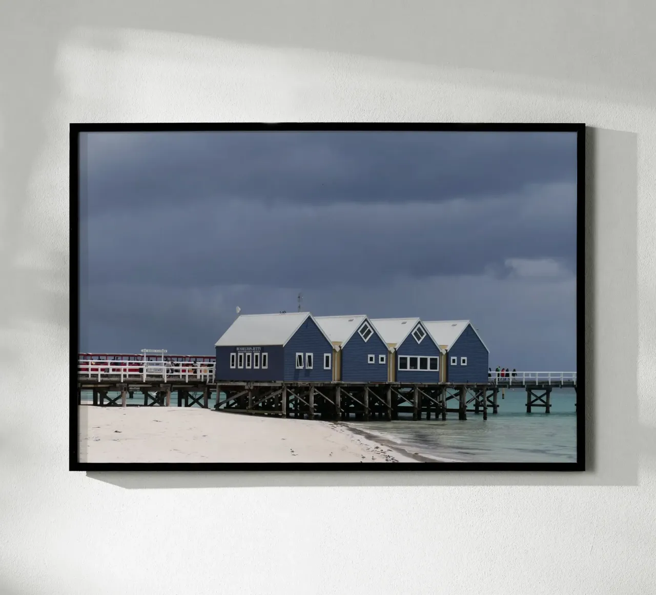Temps orageux à la jetée de Busselton, Australie occidentale poster avec cadre en plastique de byrieneke
