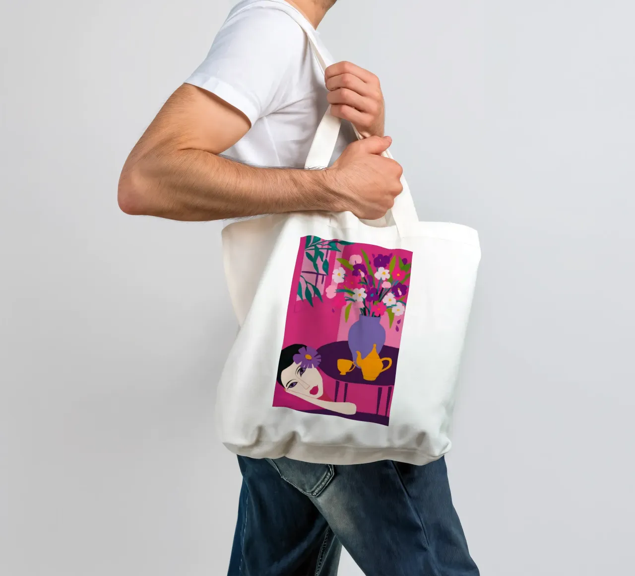 Donna sul pavimento circondata da fiori borsa in juta da Marigold Tiga