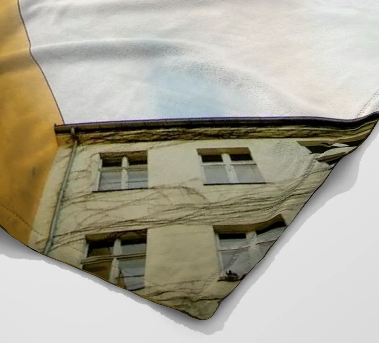 Hinterhof 74 coperta in pile da Marc Gruninger