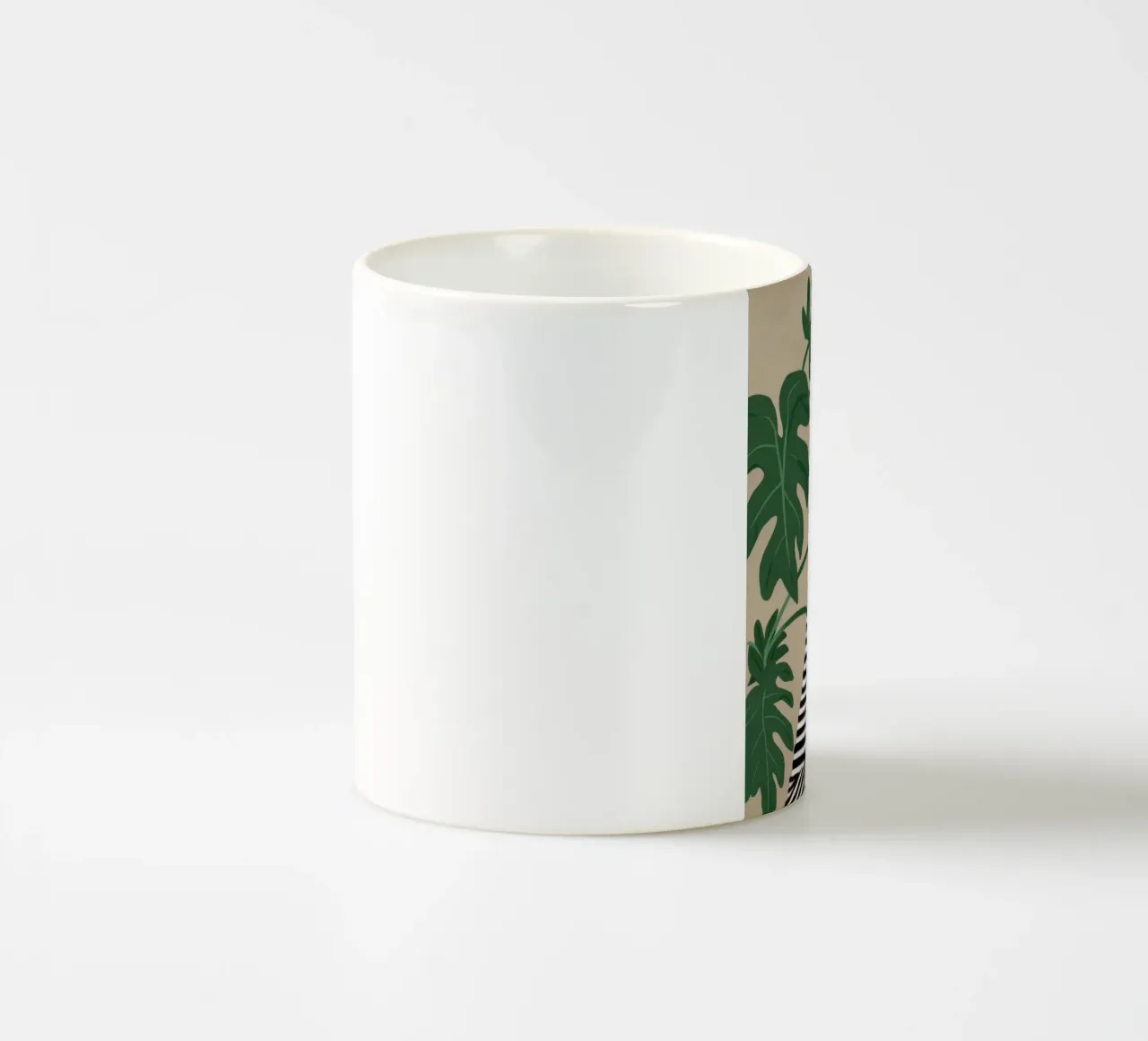 Donna che tiene in mano una pianta tazza in ceramica da Marigold Tiga