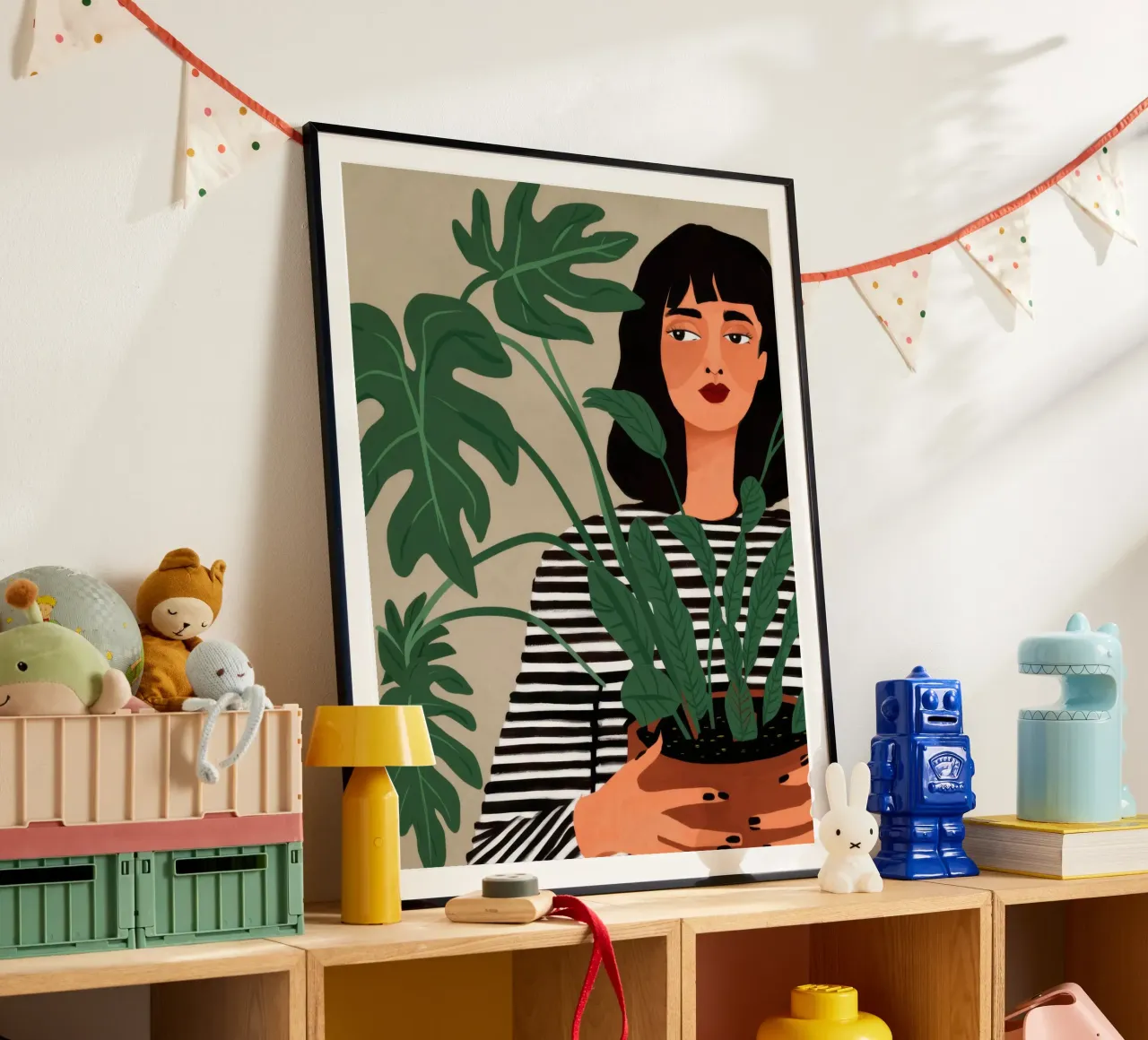 Donna che tiene in mano una pianta carta hahnemühle da Marigold Tiga