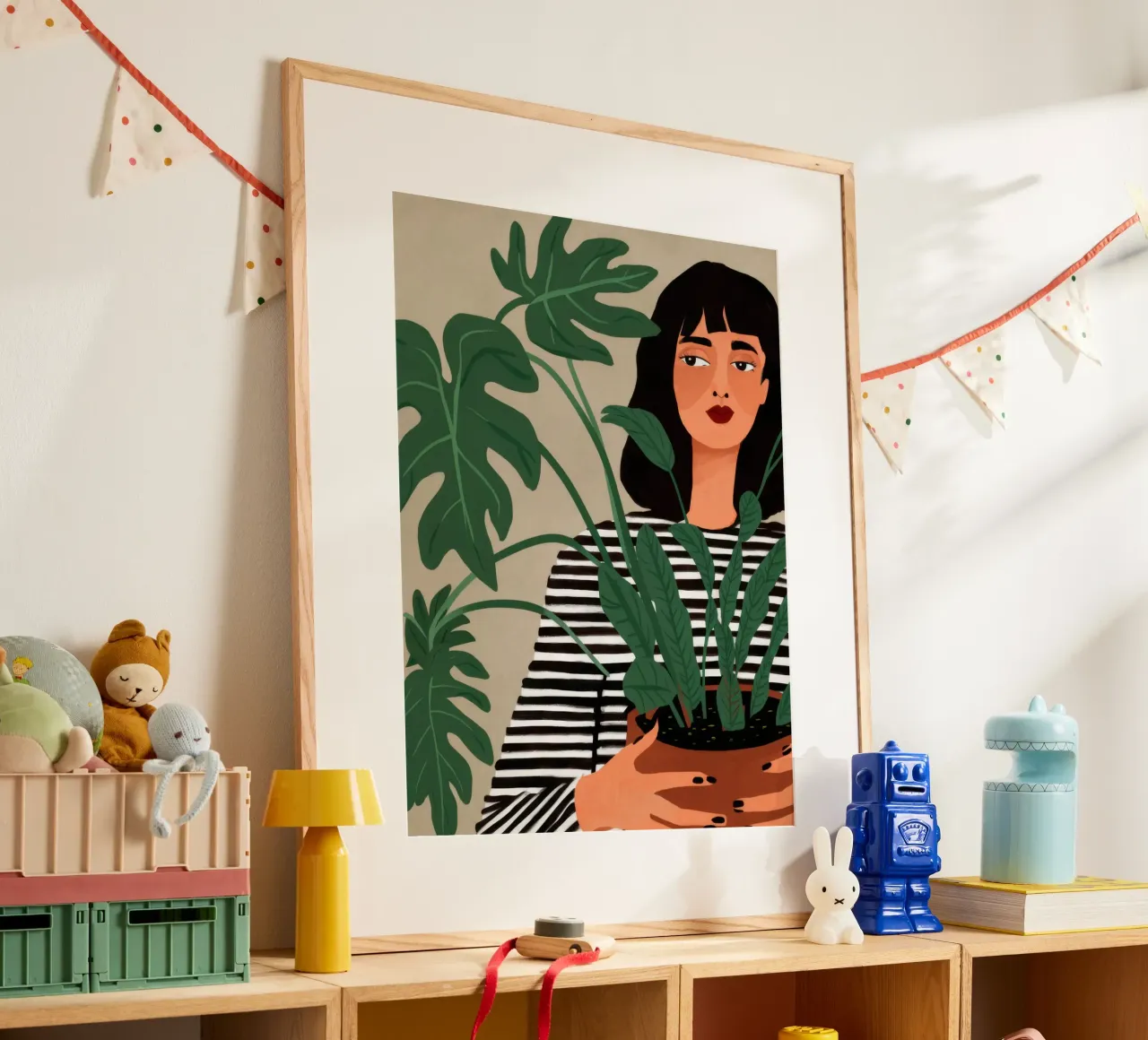 Donna che tiene in mano una pianta carta hahnemühle da Marigold Tiga