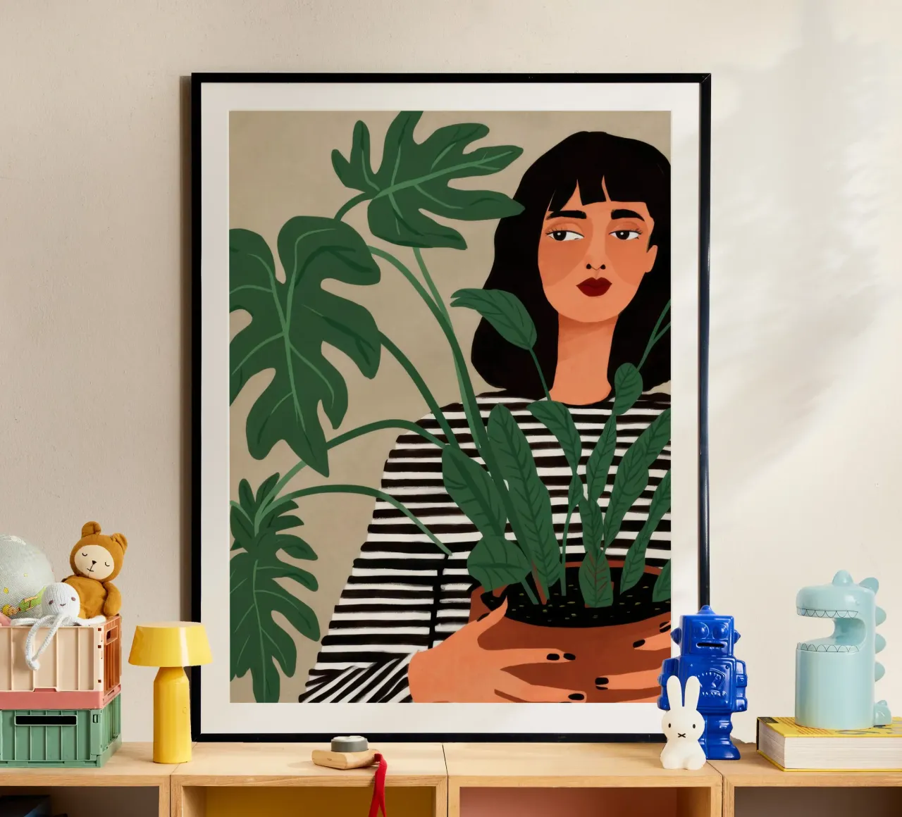 Donna che tiene in mano una pianta carta hahnemühle da Marigold Tiga