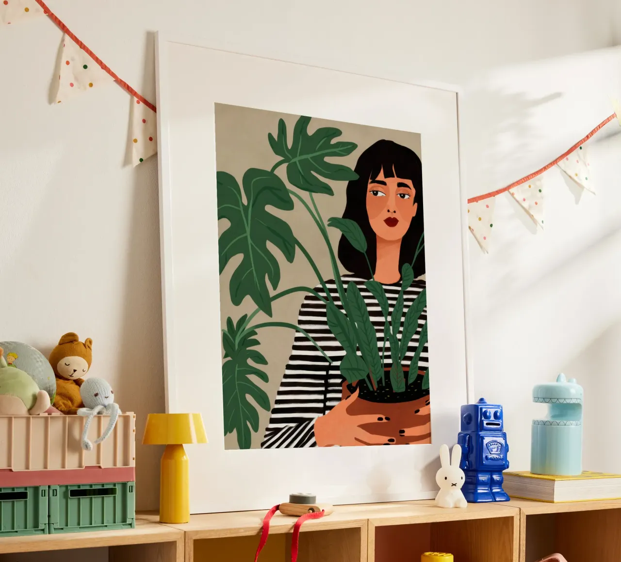 Donna che tiene in mano una pianta carta hahnemühle da Marigold Tiga