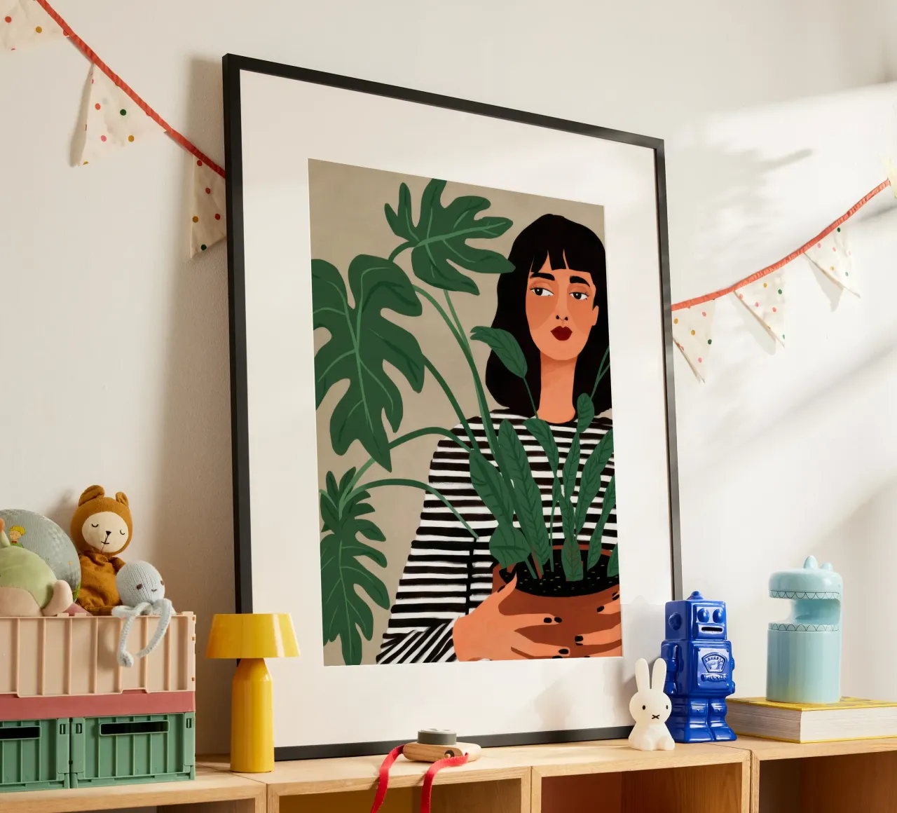 Donna che tiene in mano una pianta carta hahnemühle da Marigold Tiga