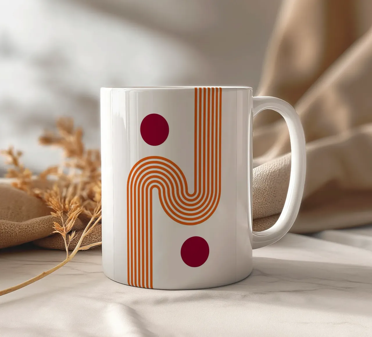 Retro Line Art - Stampa arancione e bordeaux tazza in ceramica da Studio Vibe
